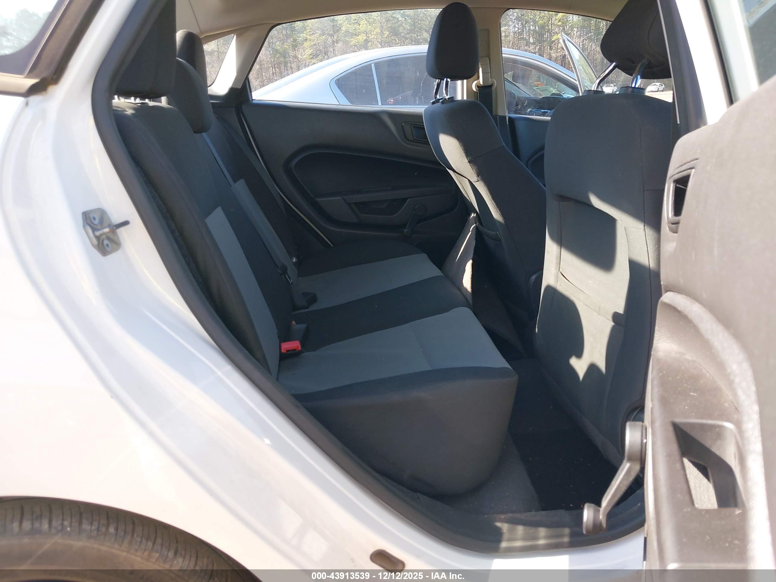 FORD FIESTA image 8