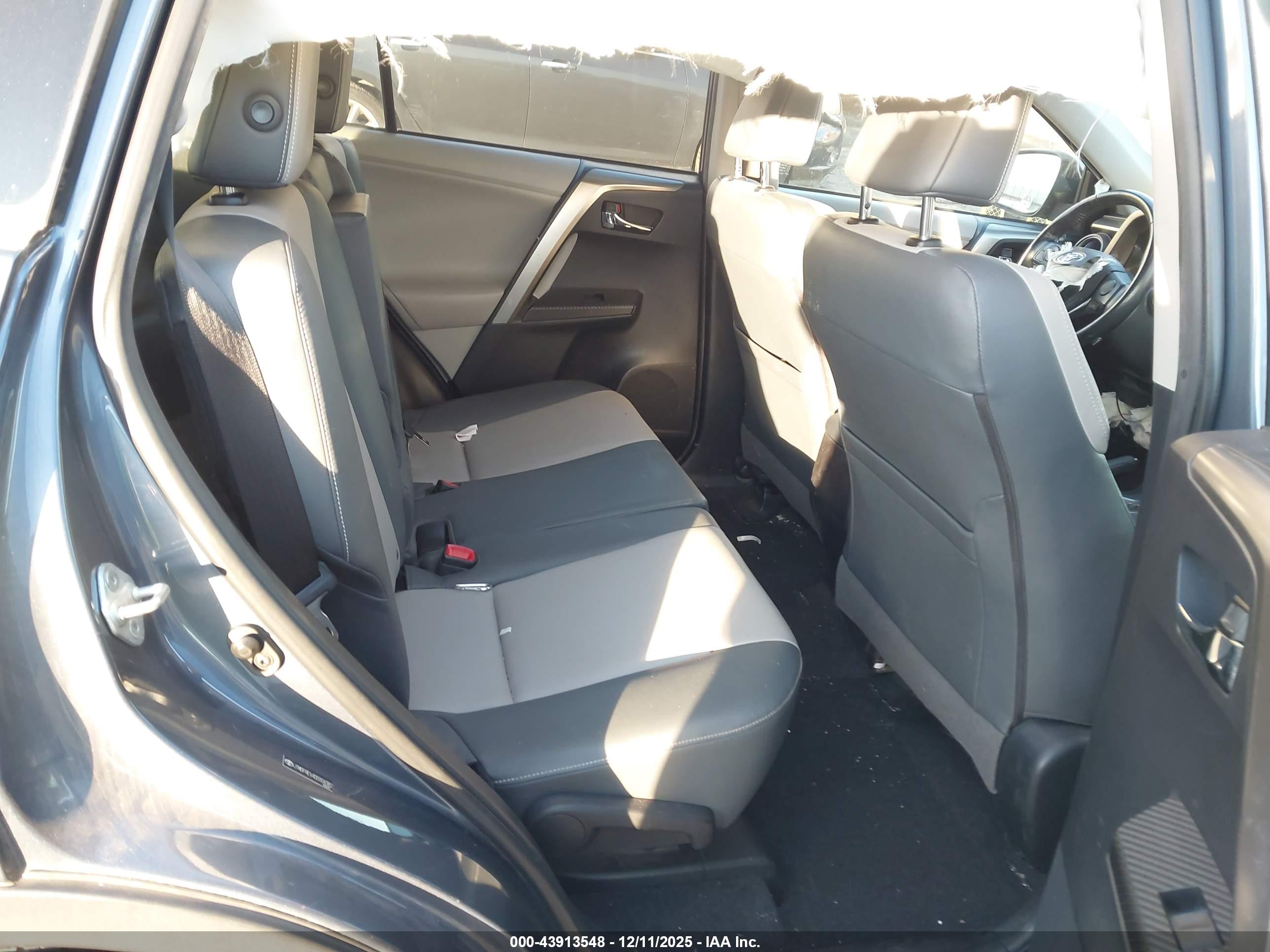 TOYOTA RAV4 image 8