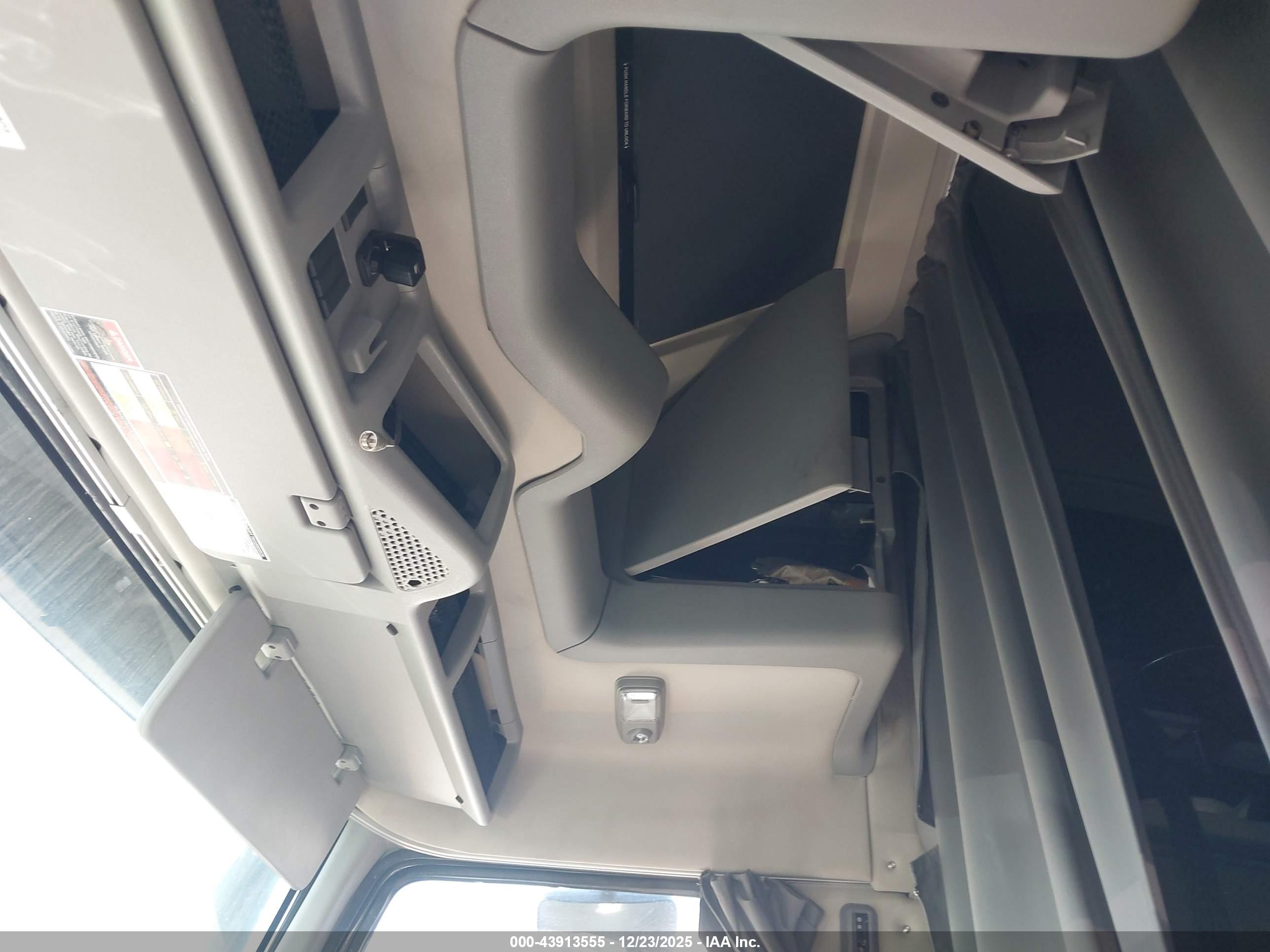 VOLVO VN image 7