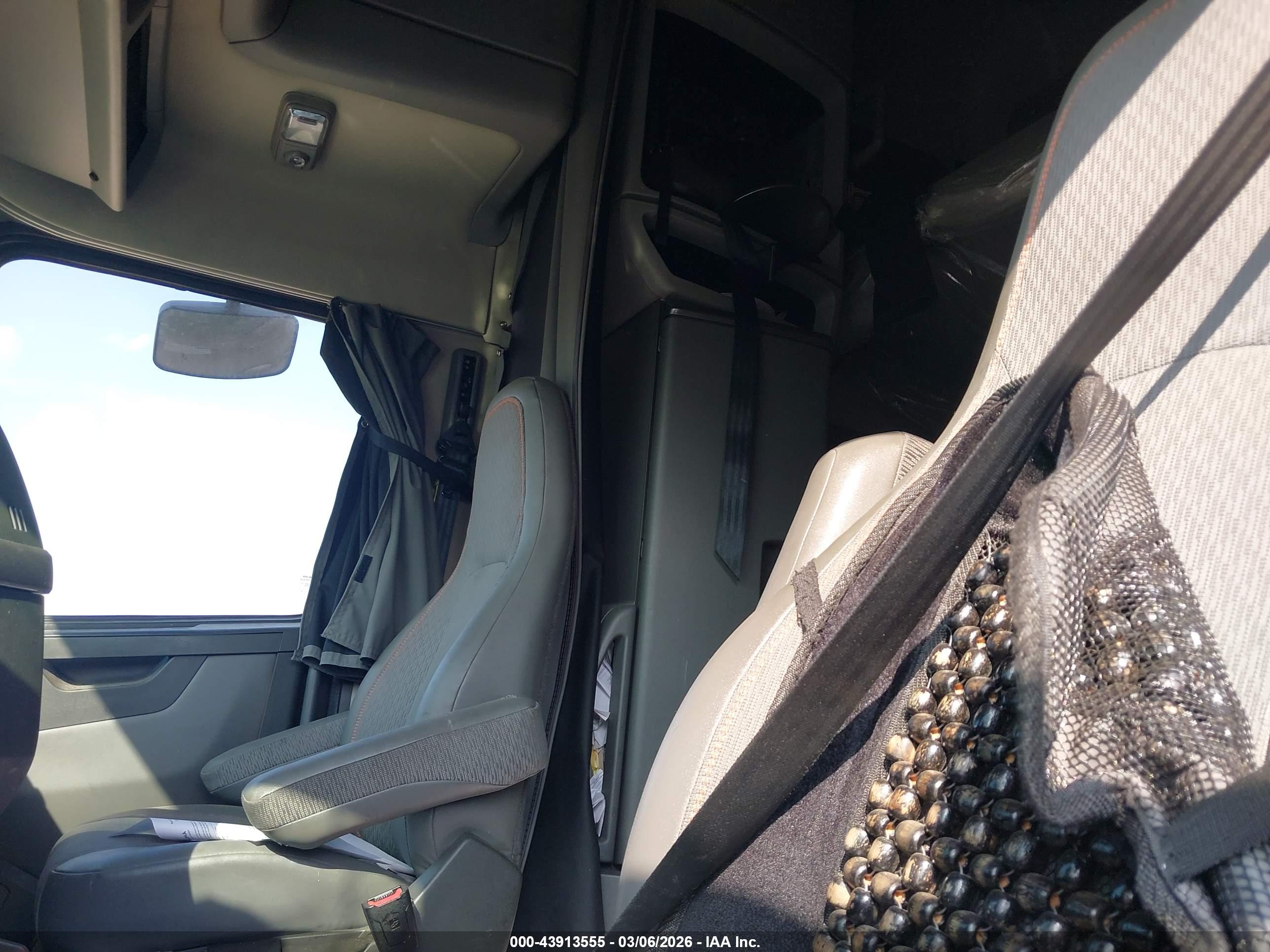 VOLVO VN image 8