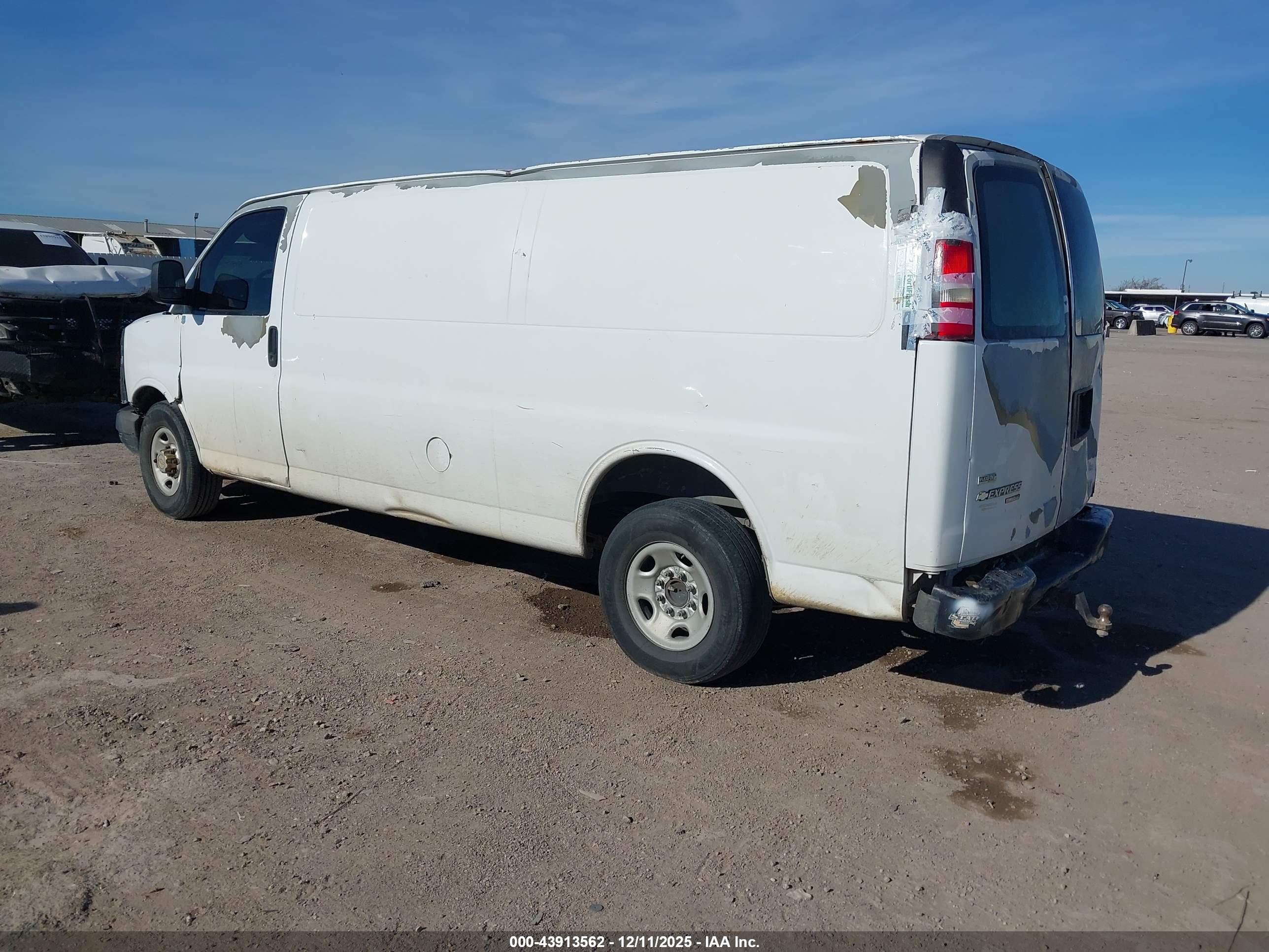CHEVROLET EXPRESS image 3