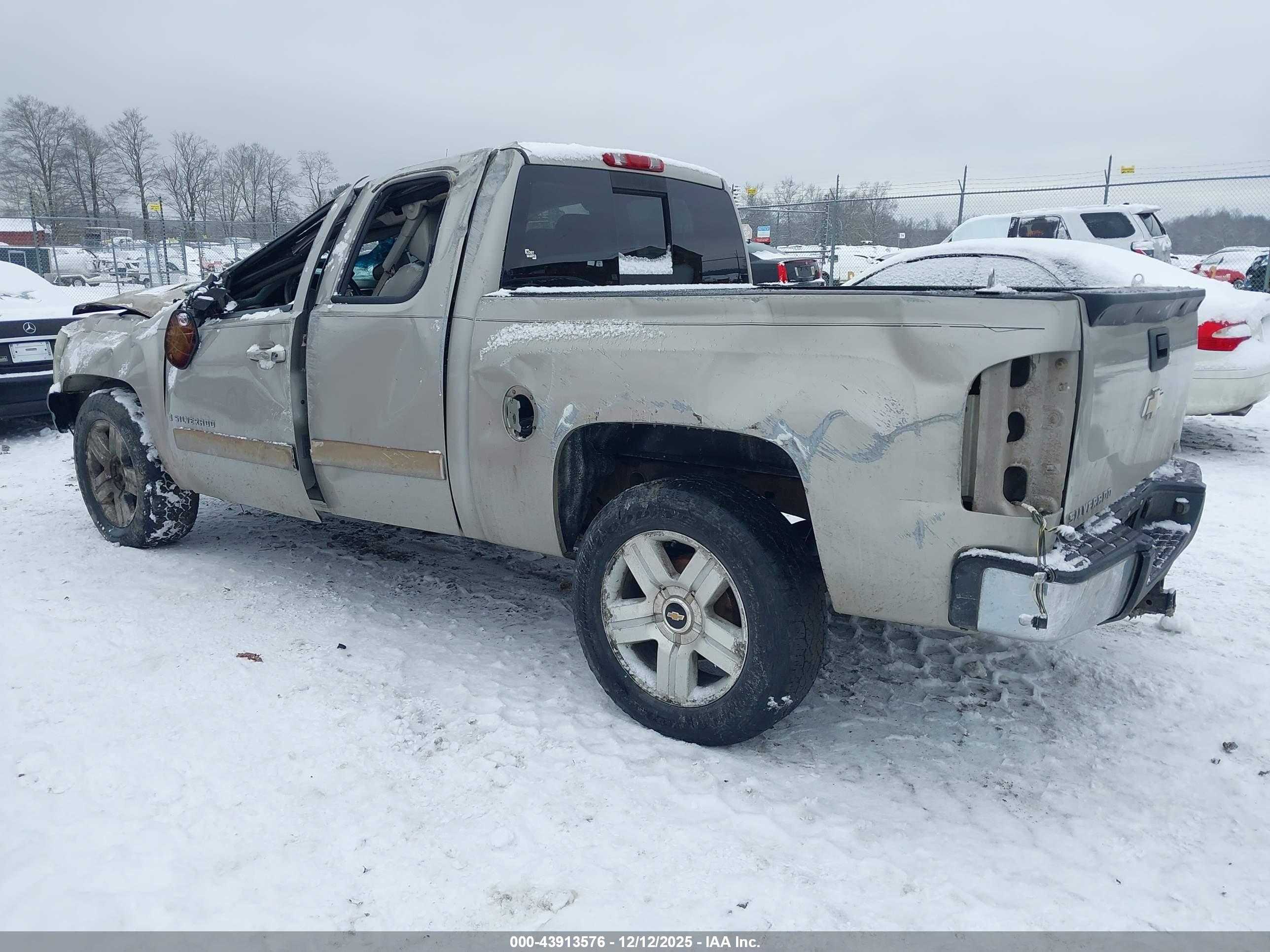 CHEVROLET SILVERADO image 3