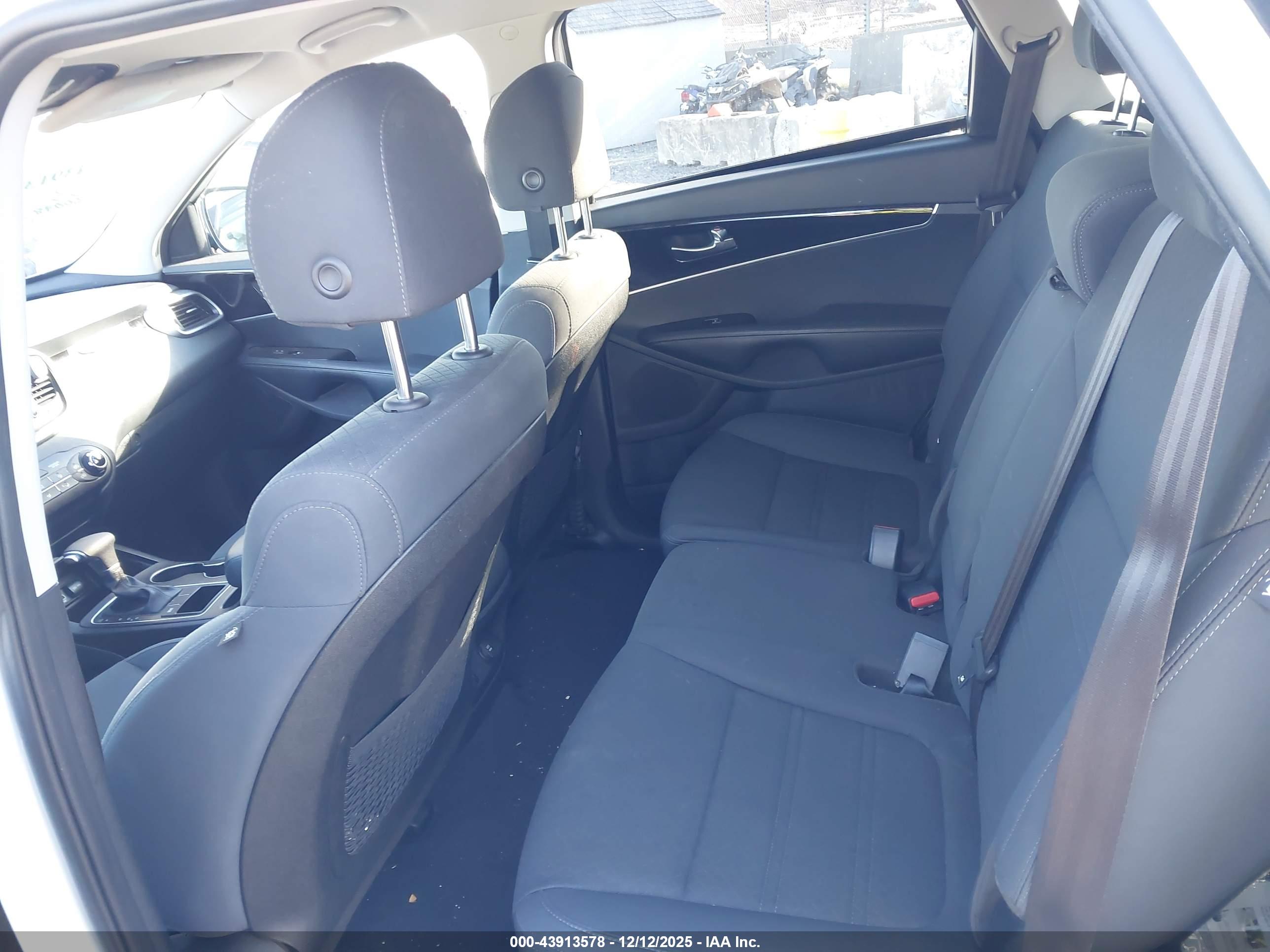 KIA SORENTO image 8