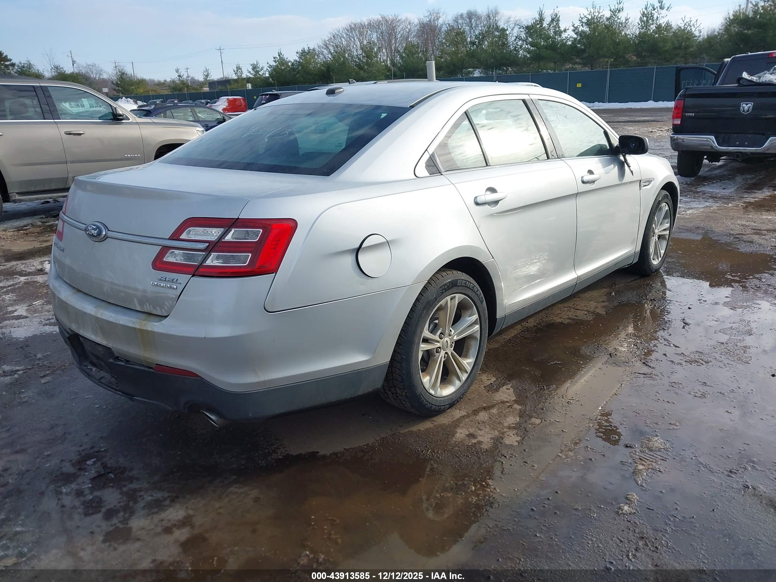 FORD TAURUS image 4