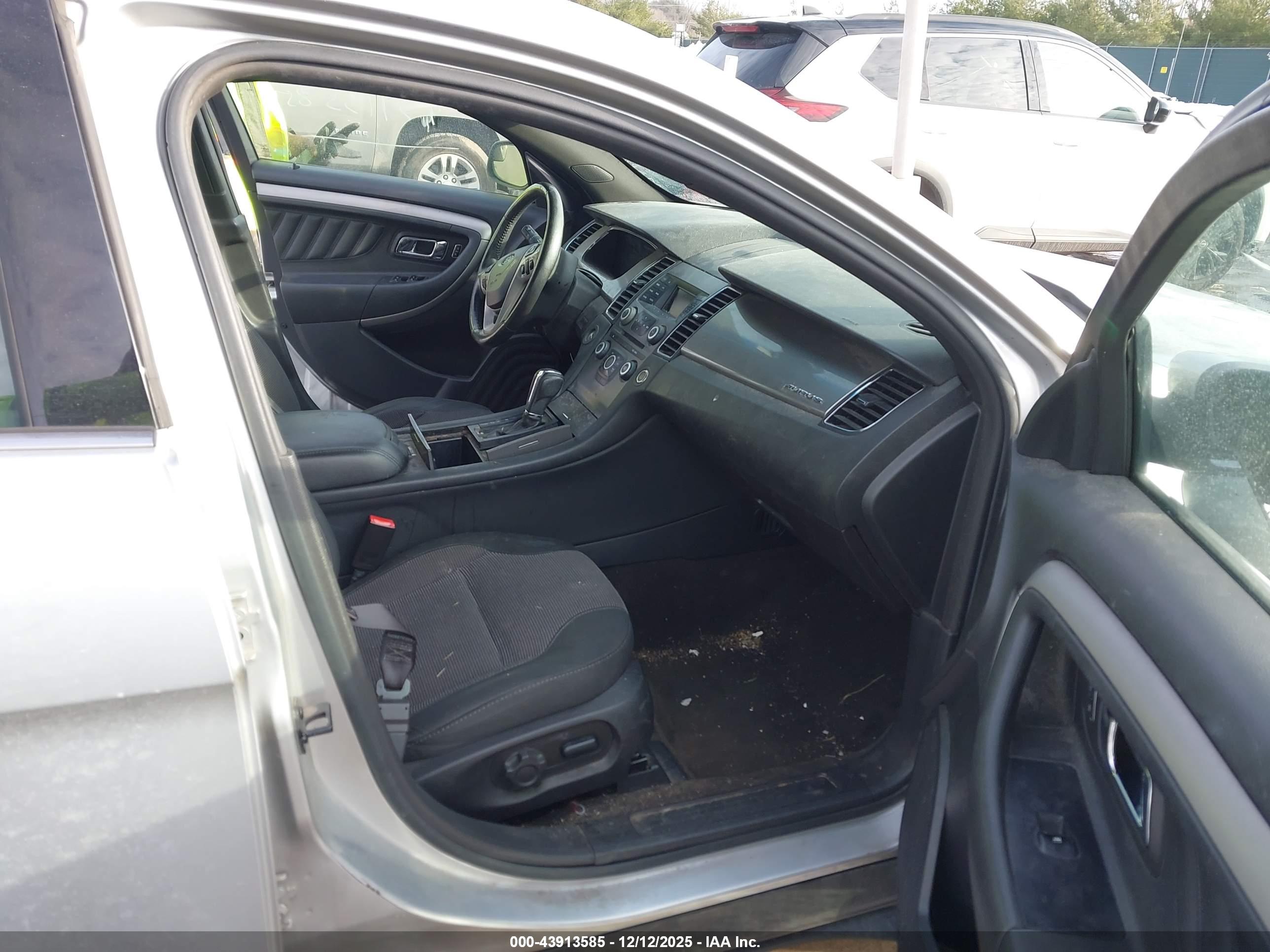 FORD TAURUS image 5
