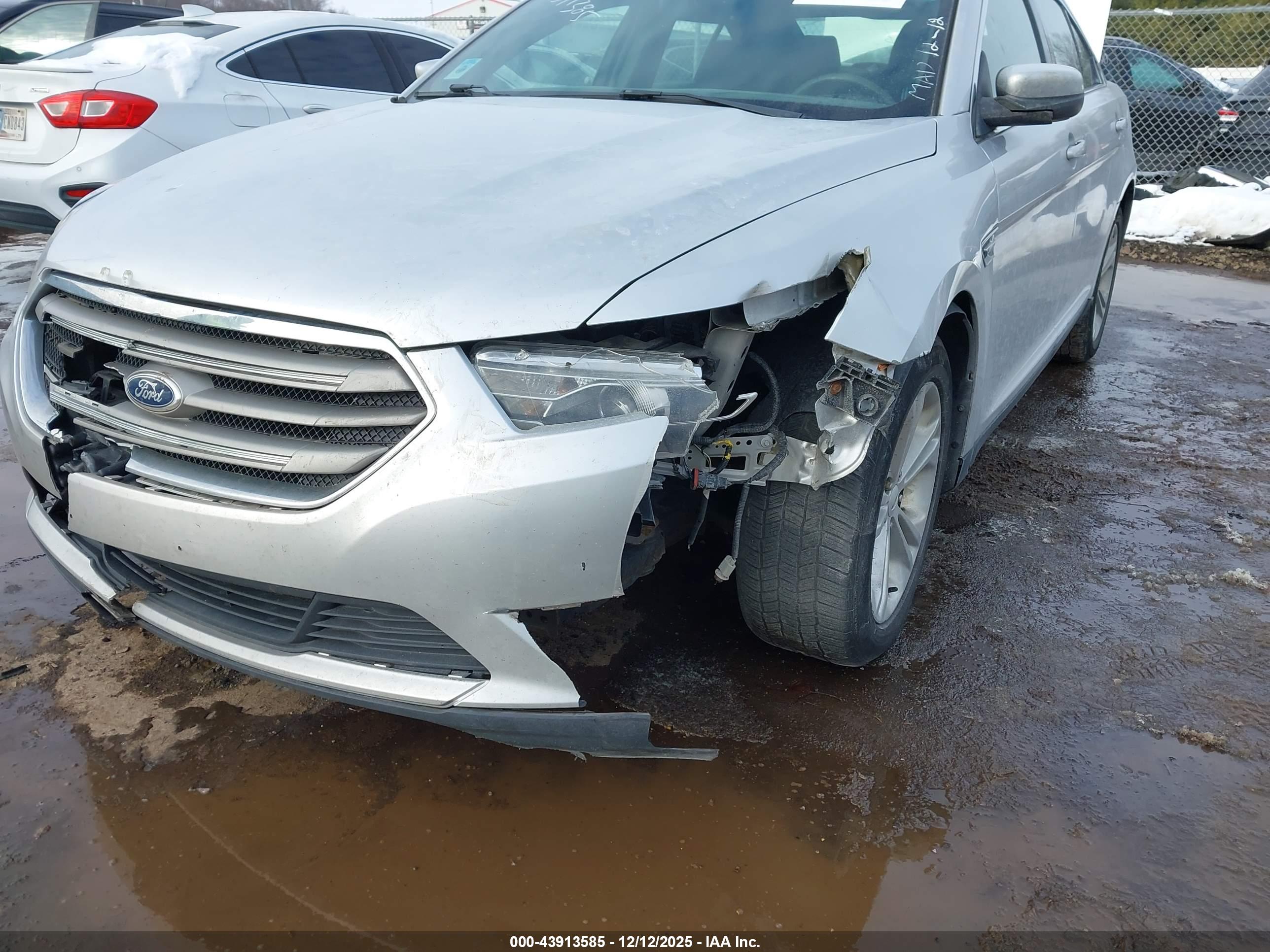 FORD TAURUS image 6
