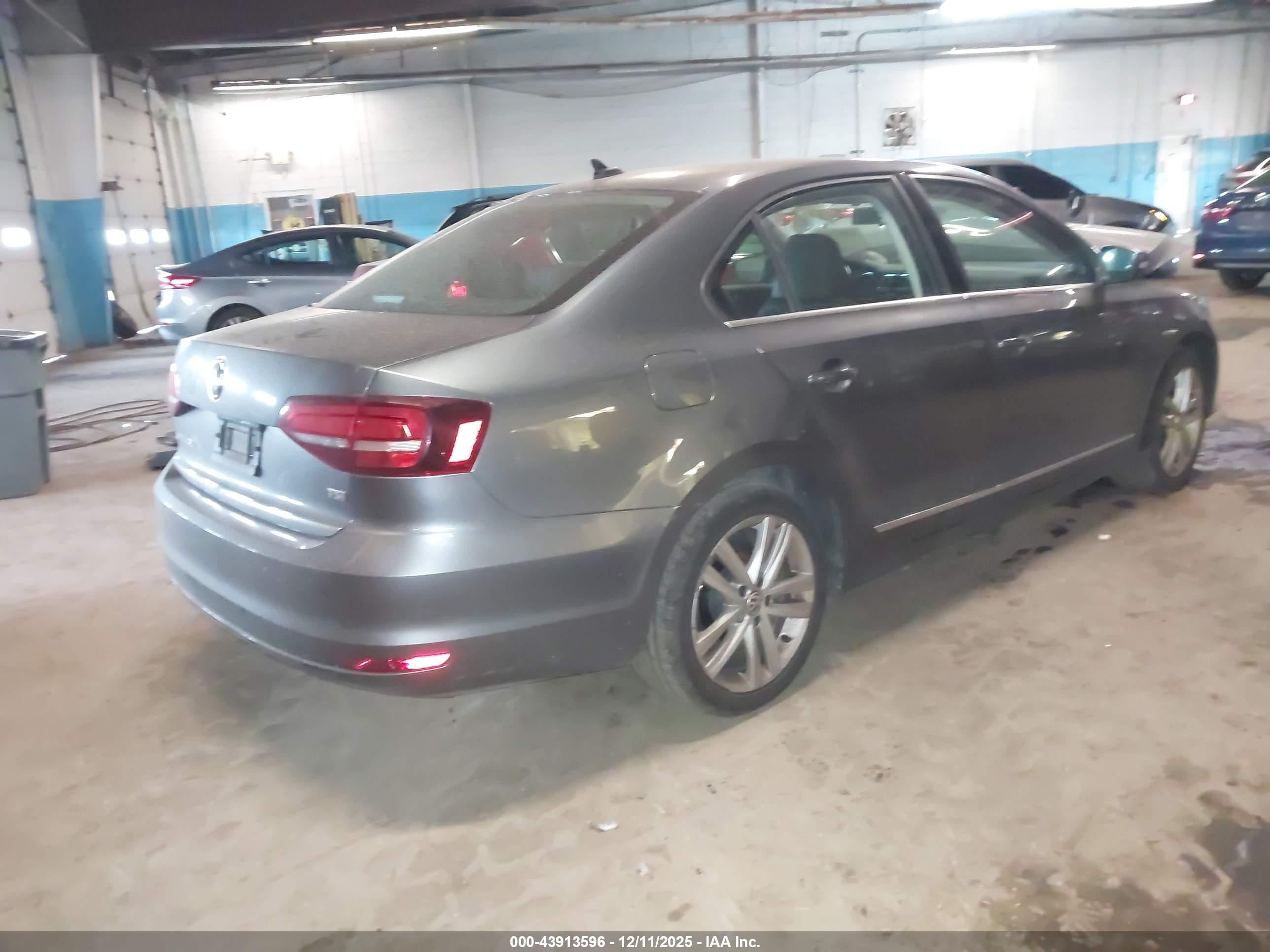 VOLKSWAGEN JETTA image 4