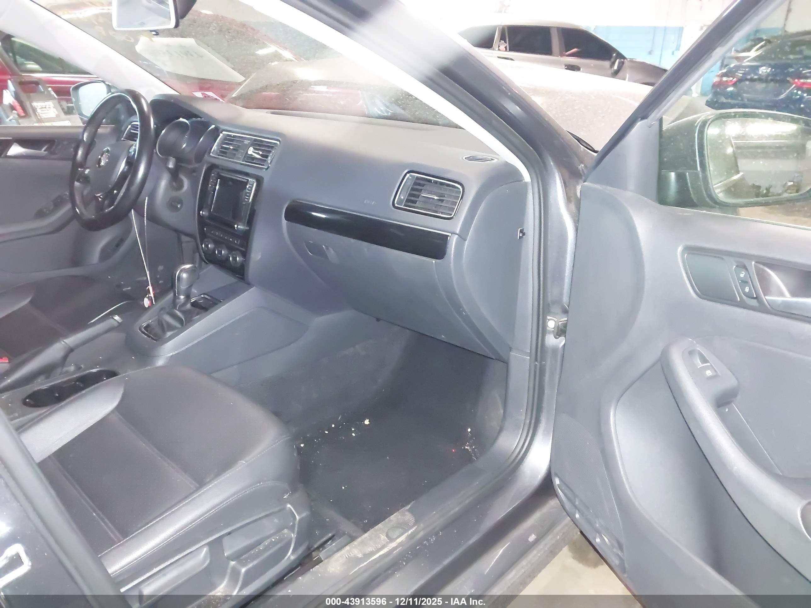 VOLKSWAGEN JETTA image 5