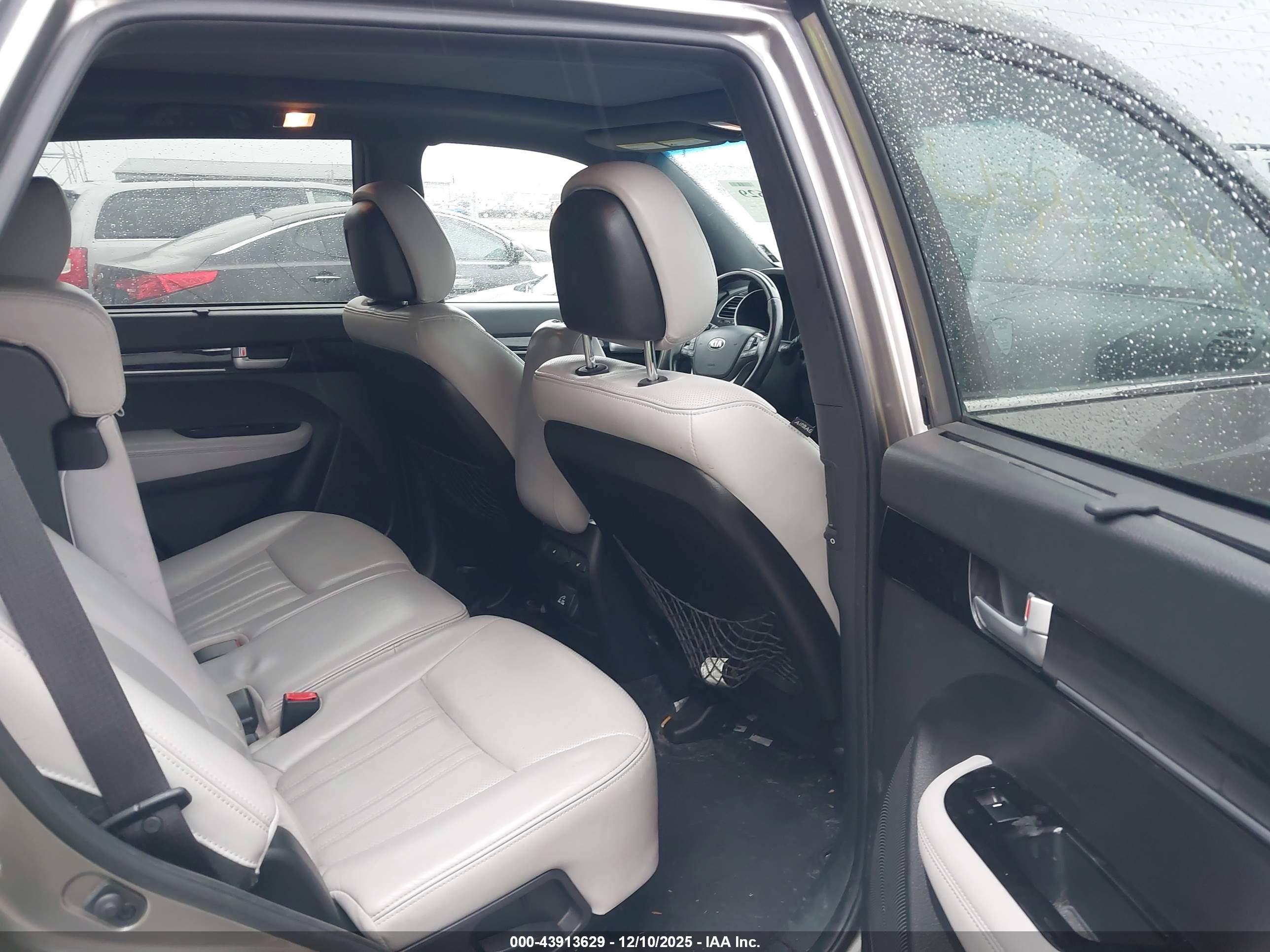 KIA SORENTO image 8