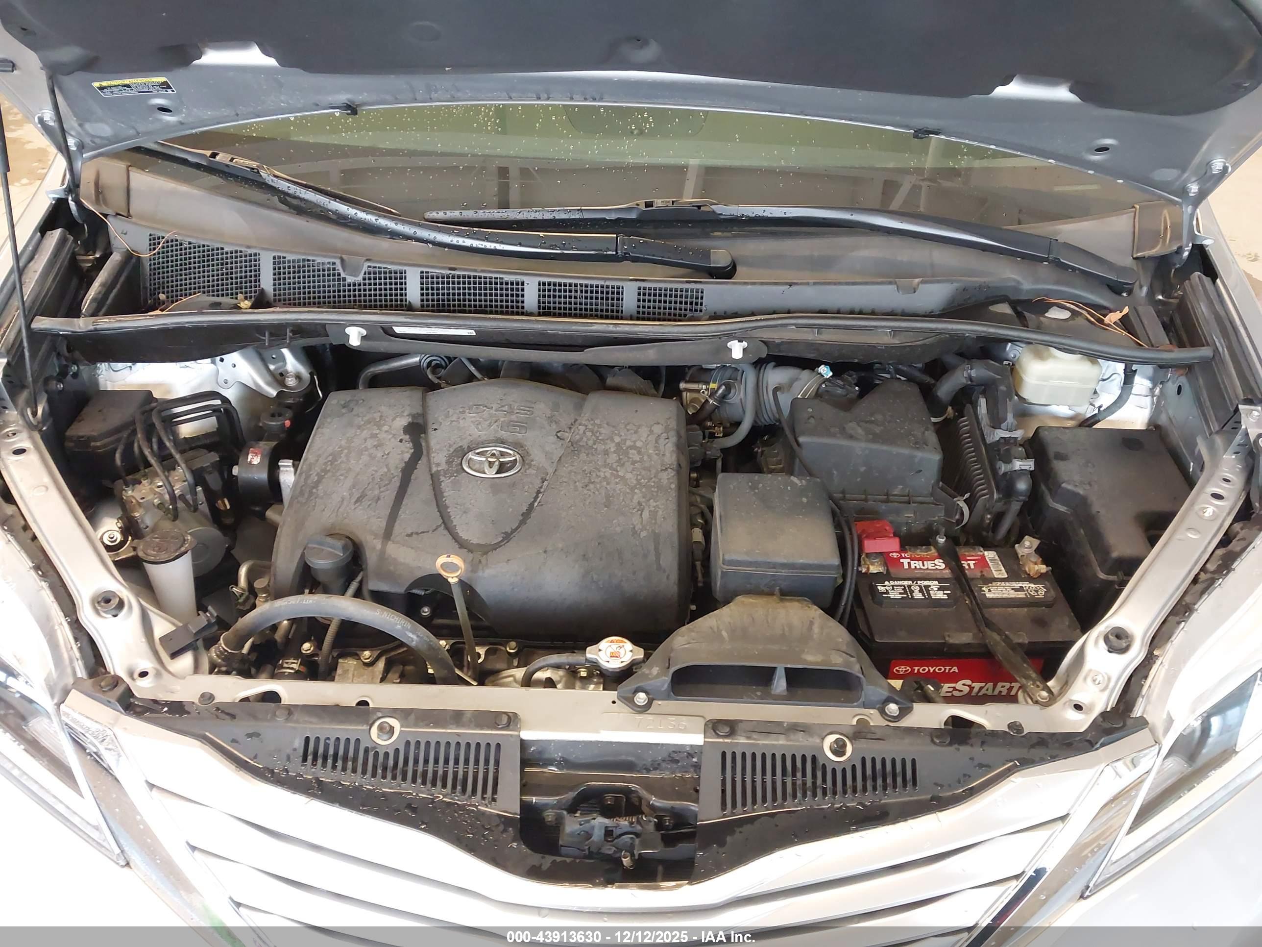 TOYOTA SIENNA image 10