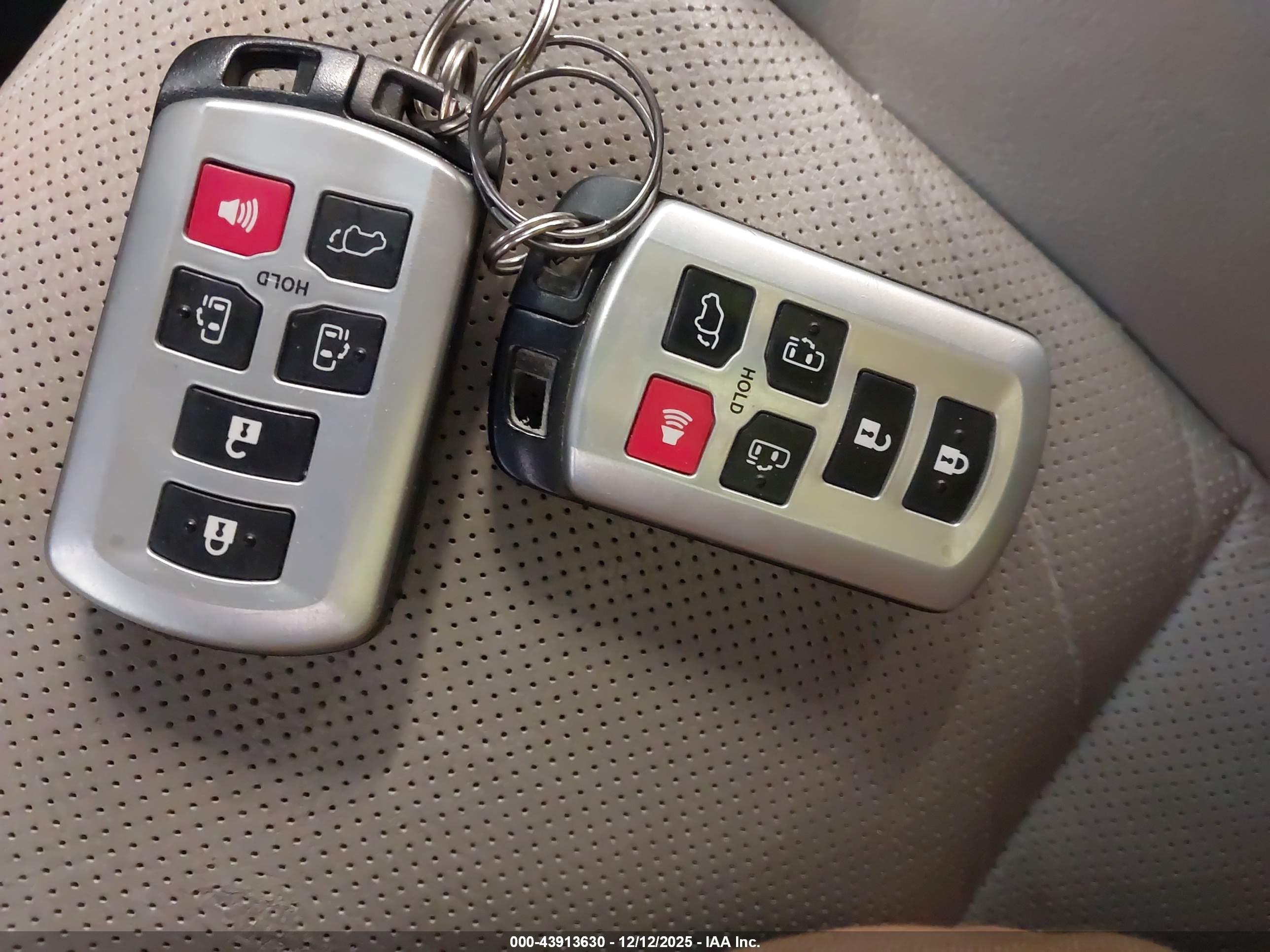 TOYOTA SIENNA image 11
