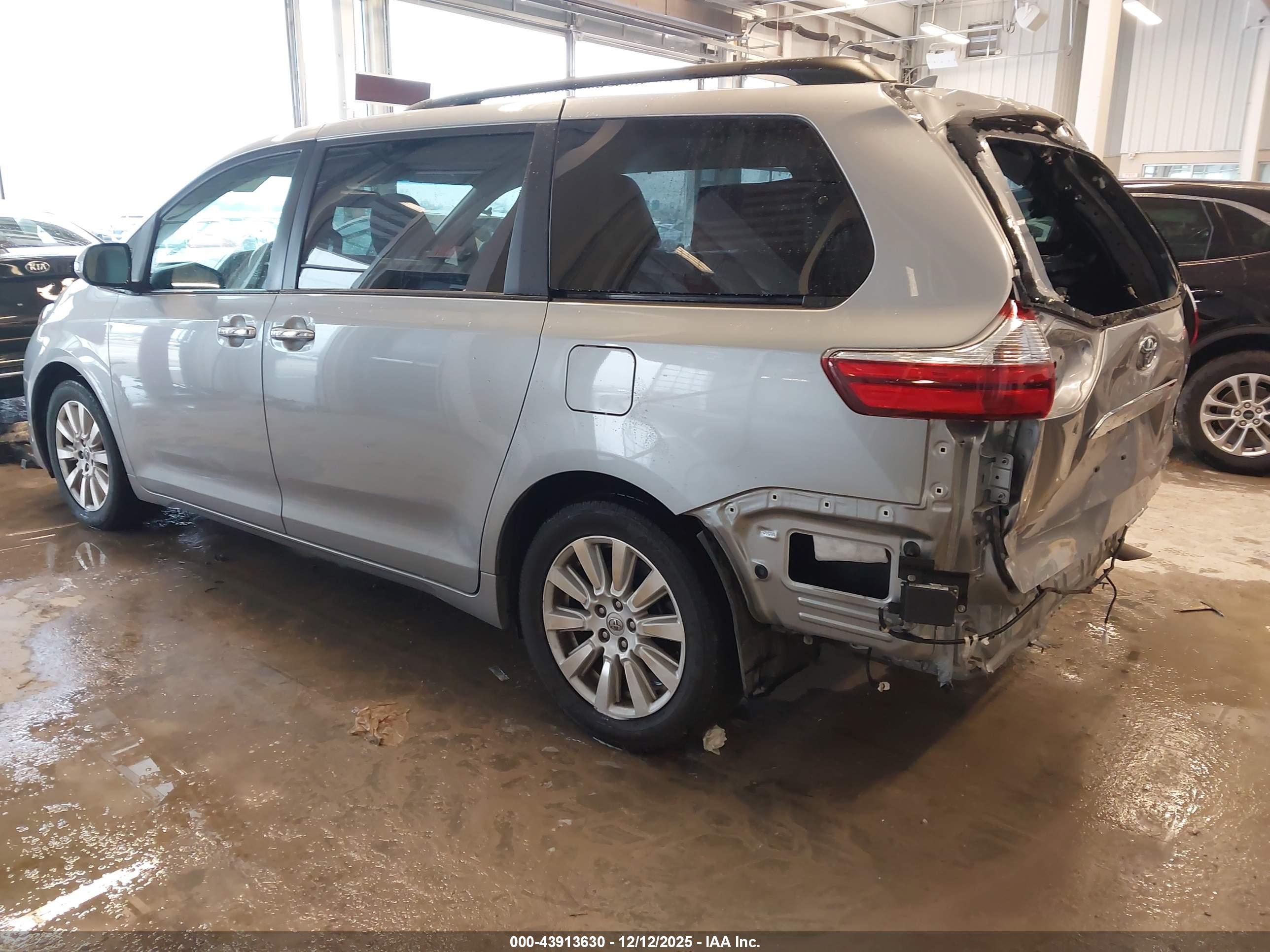 TOYOTA SIENNA image 3