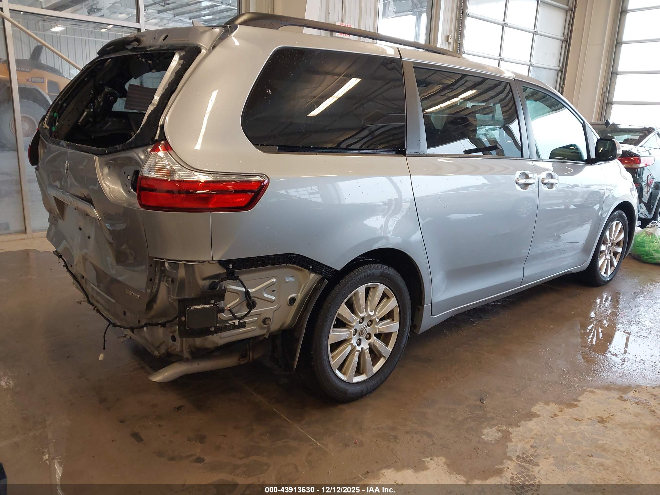 TOYOTA SIENNA image 4