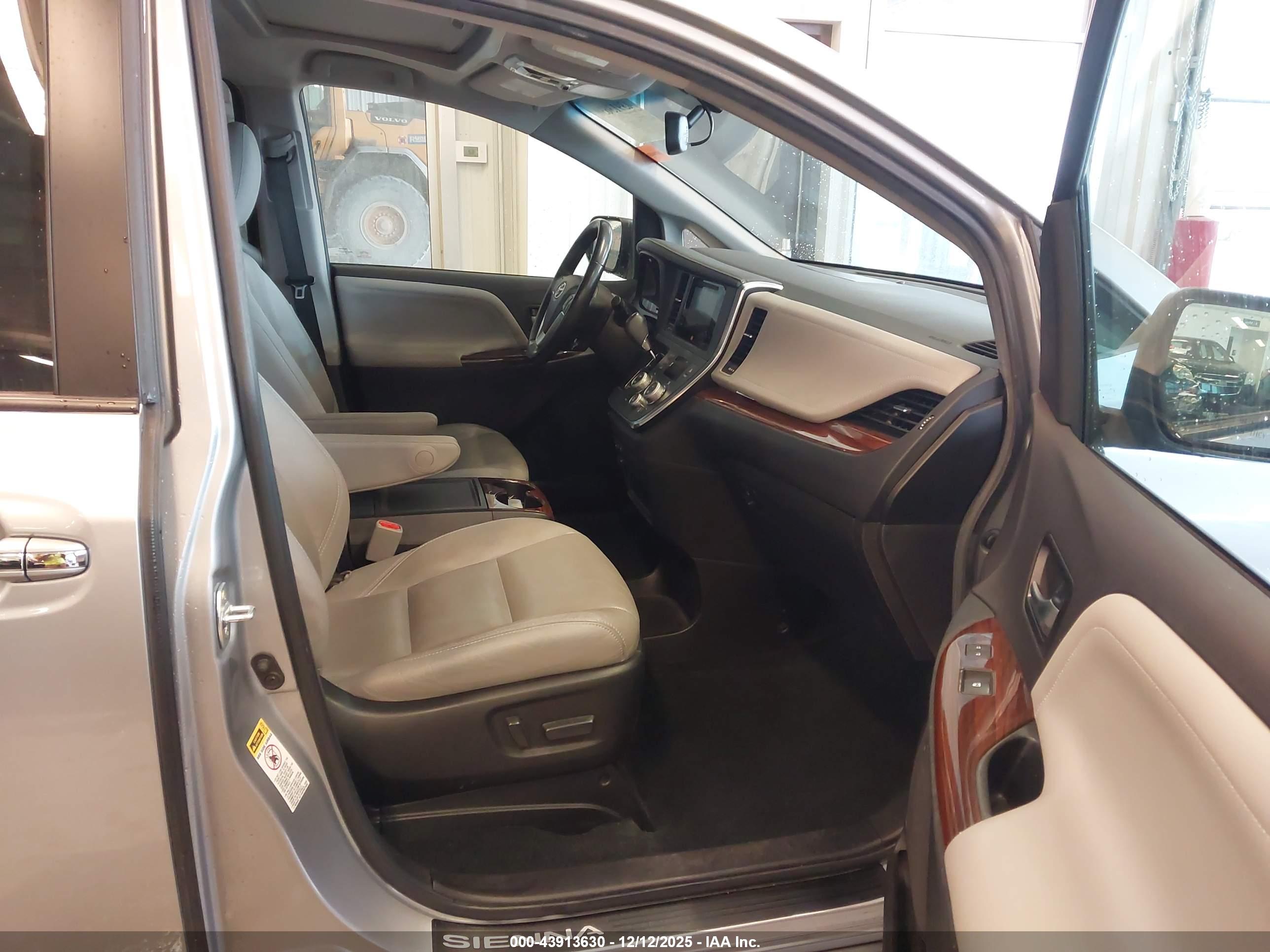 TOYOTA SIENNA image 5