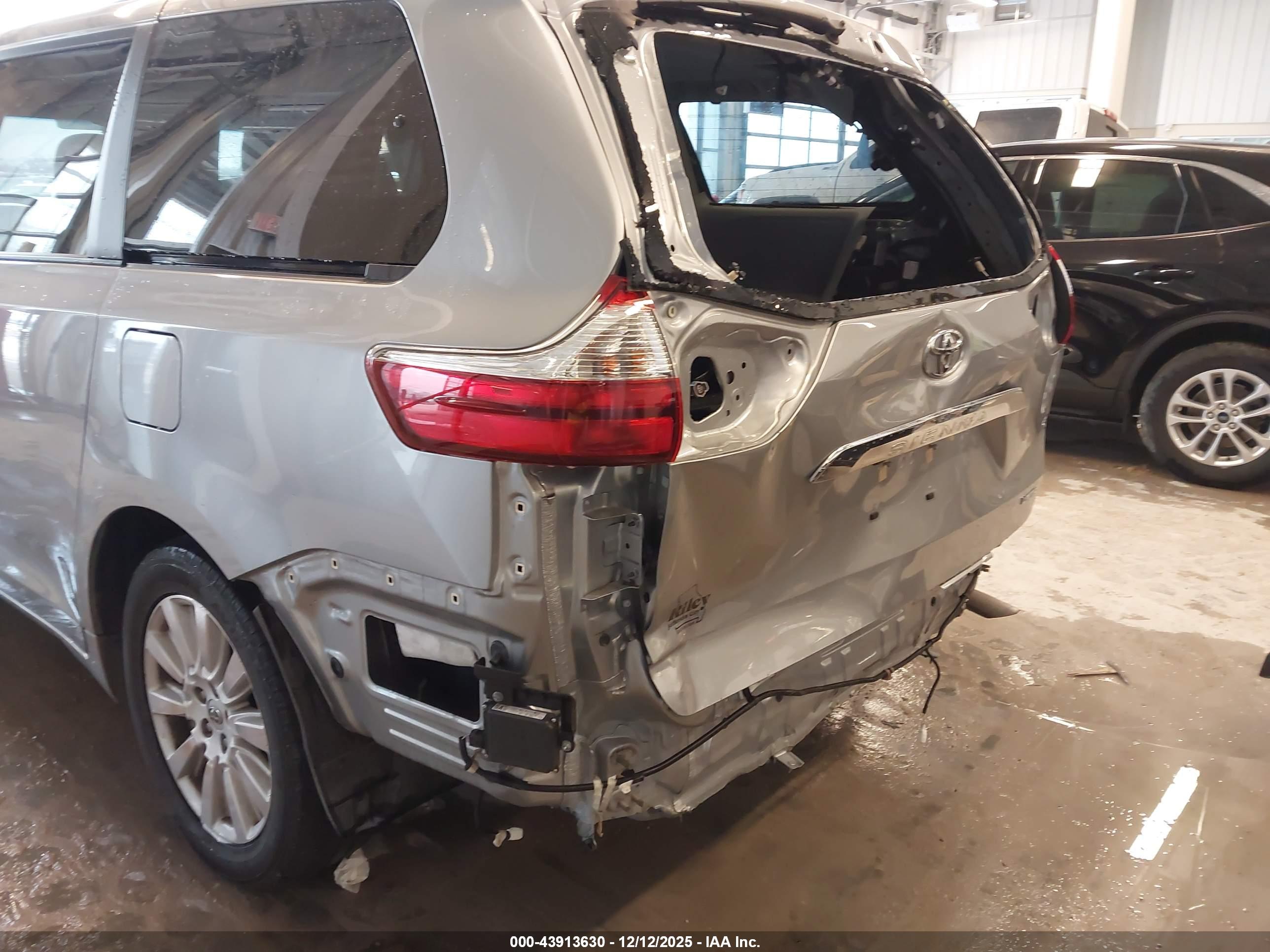 TOYOTA SIENNA image 6