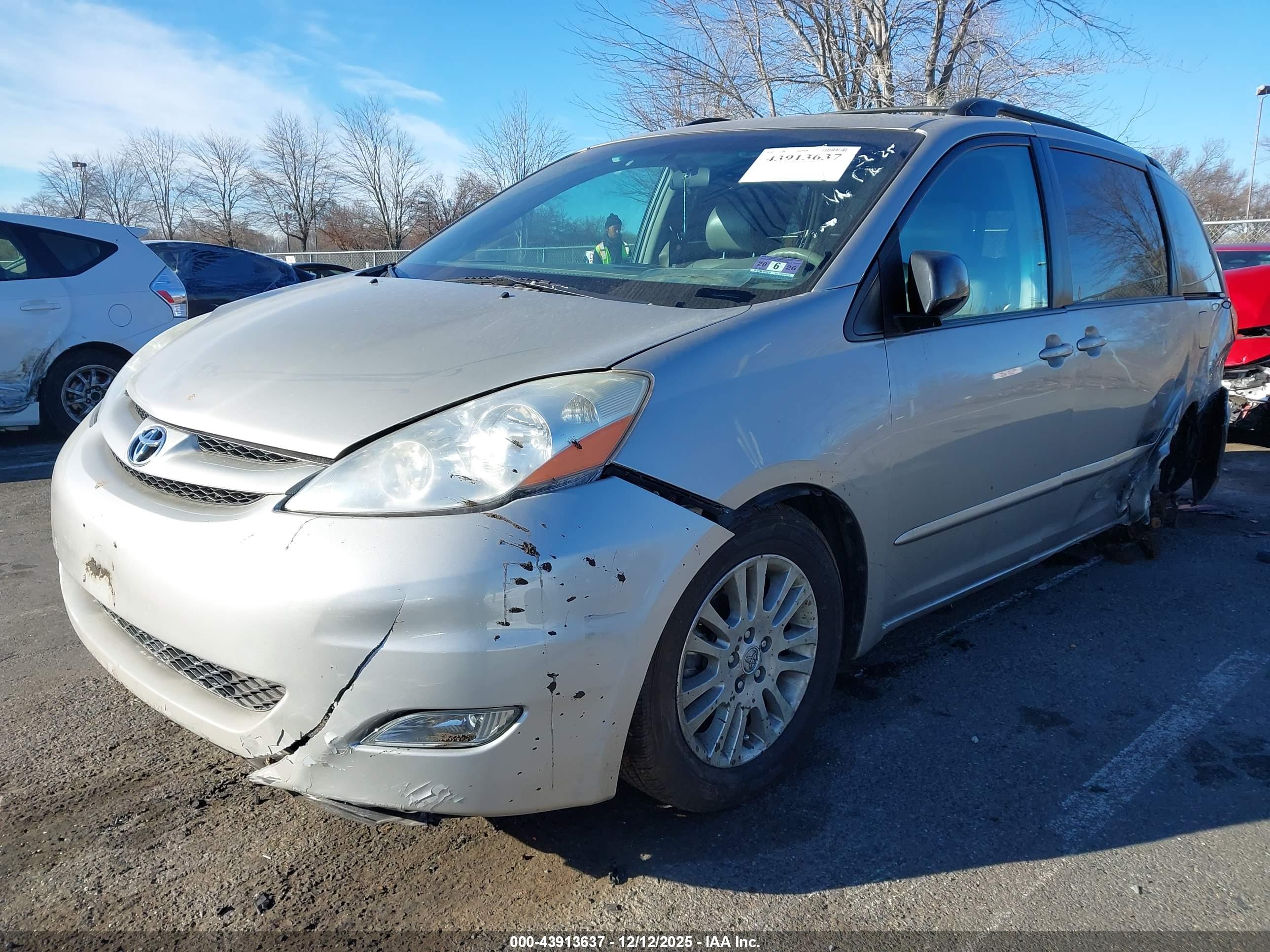 TOYOTA SIENNA image 2