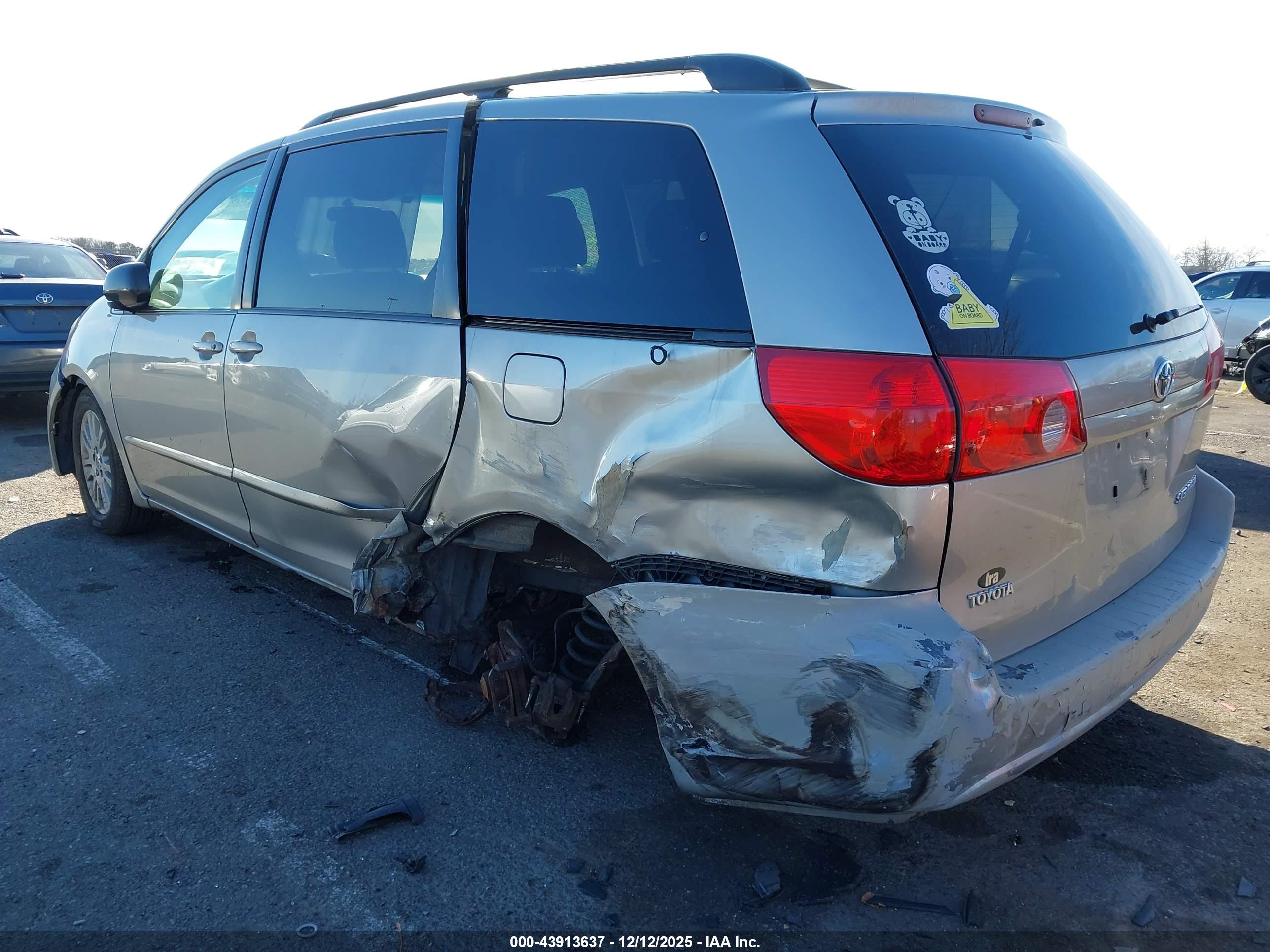 TOYOTA SIENNA image 3