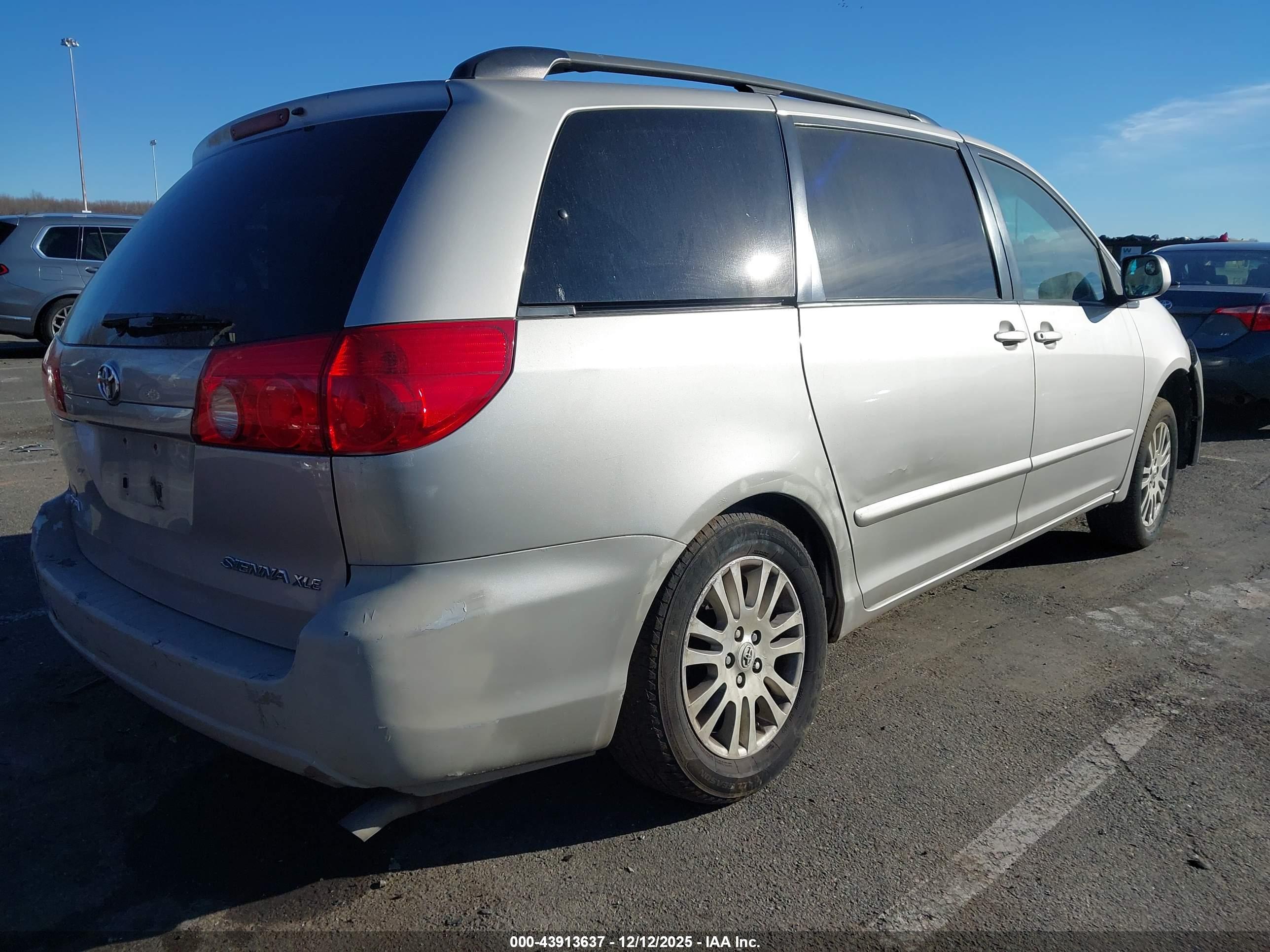 TOYOTA SIENNA image 4