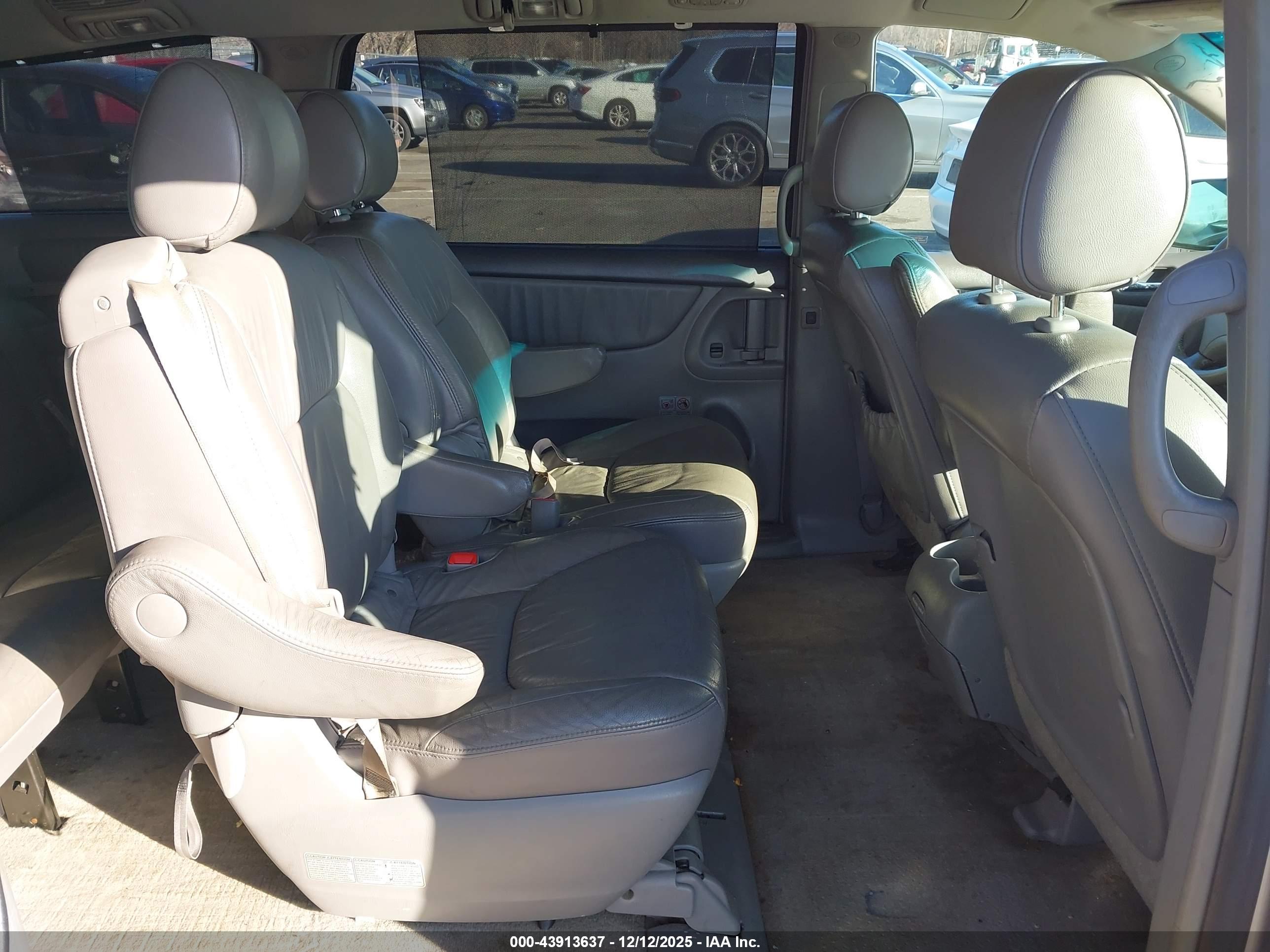 TOYOTA SIENNA image 8