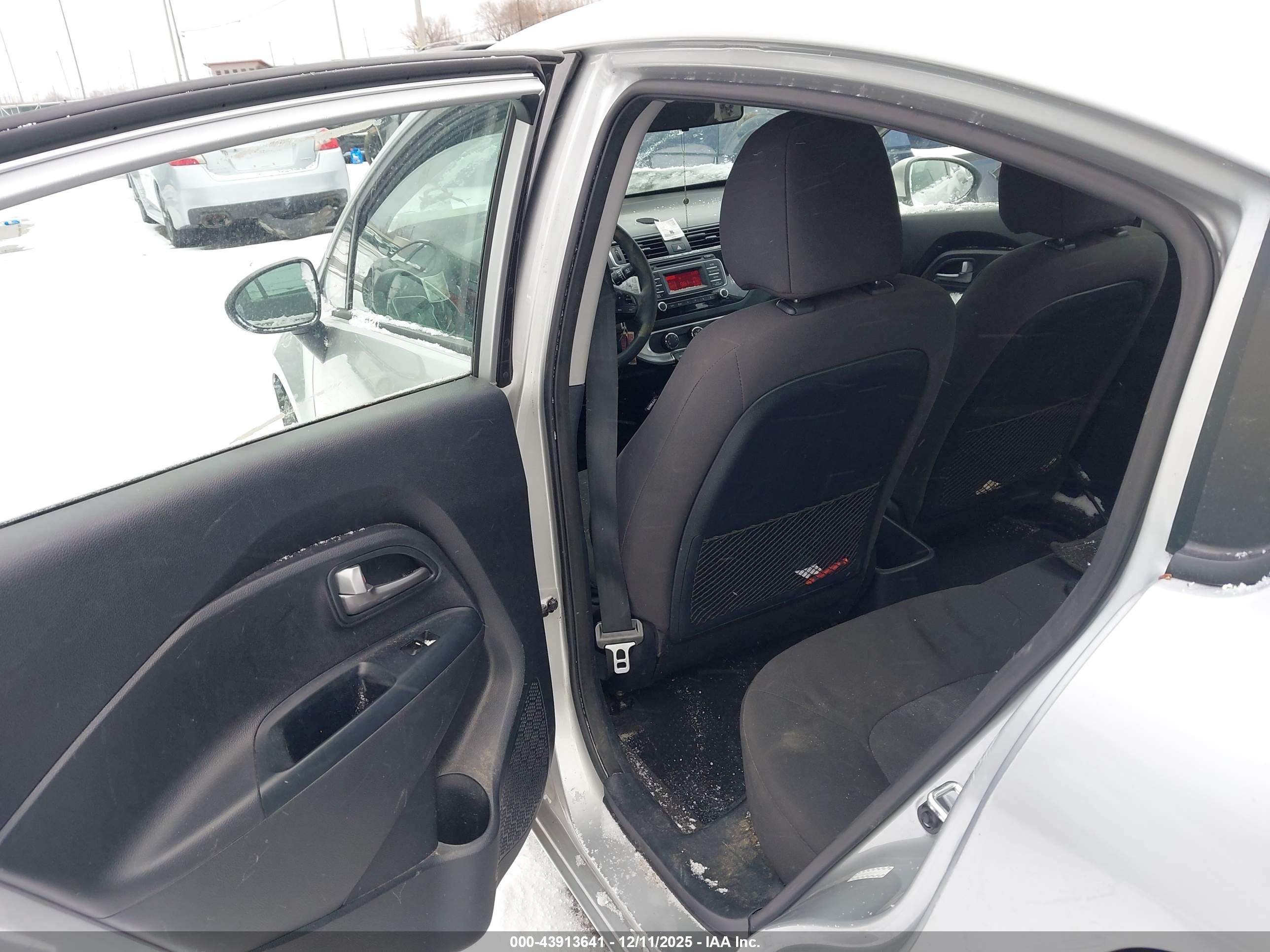 KIA RIO image 8