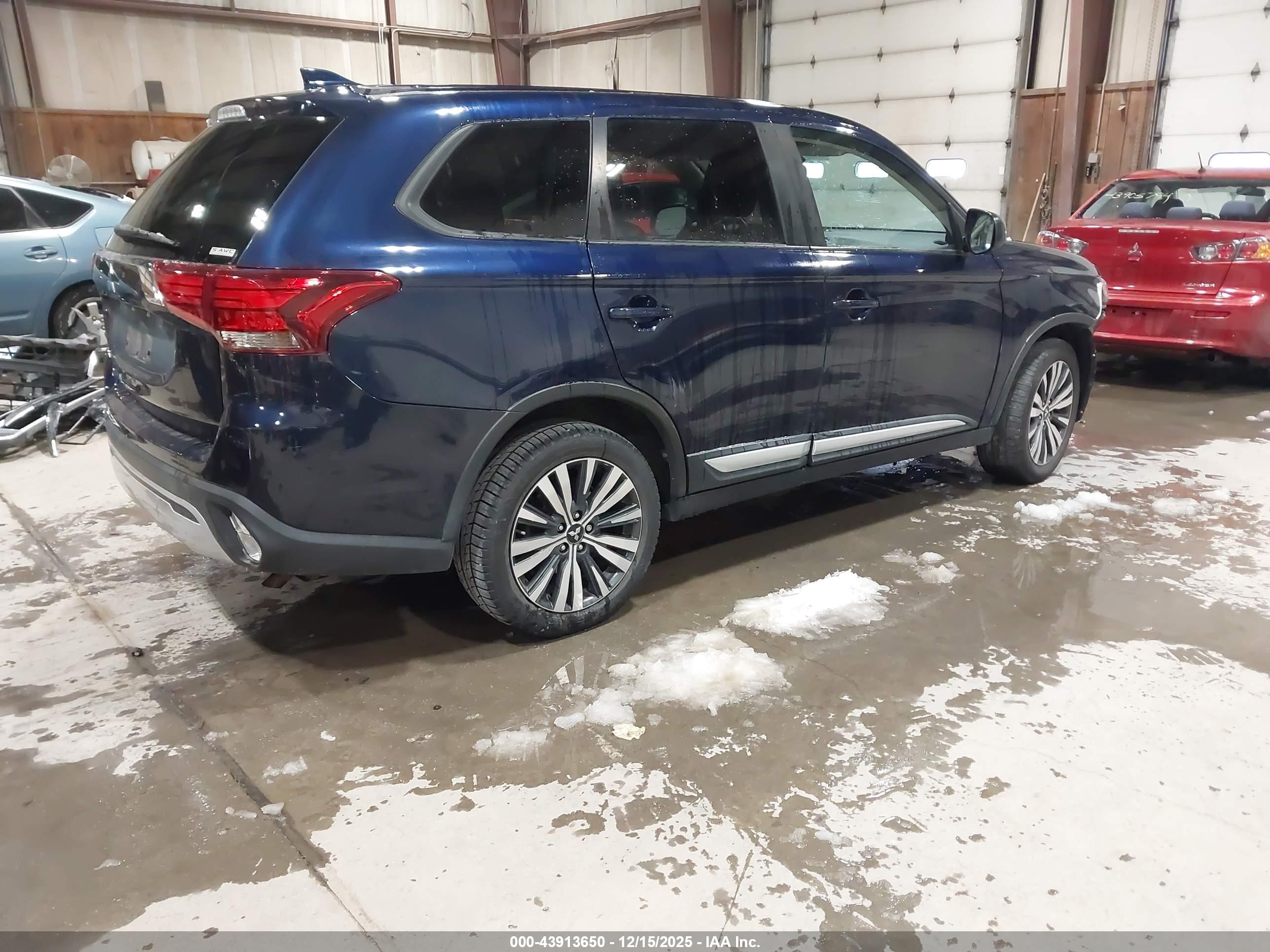 MITSUBISHI OUTLANDER image 4