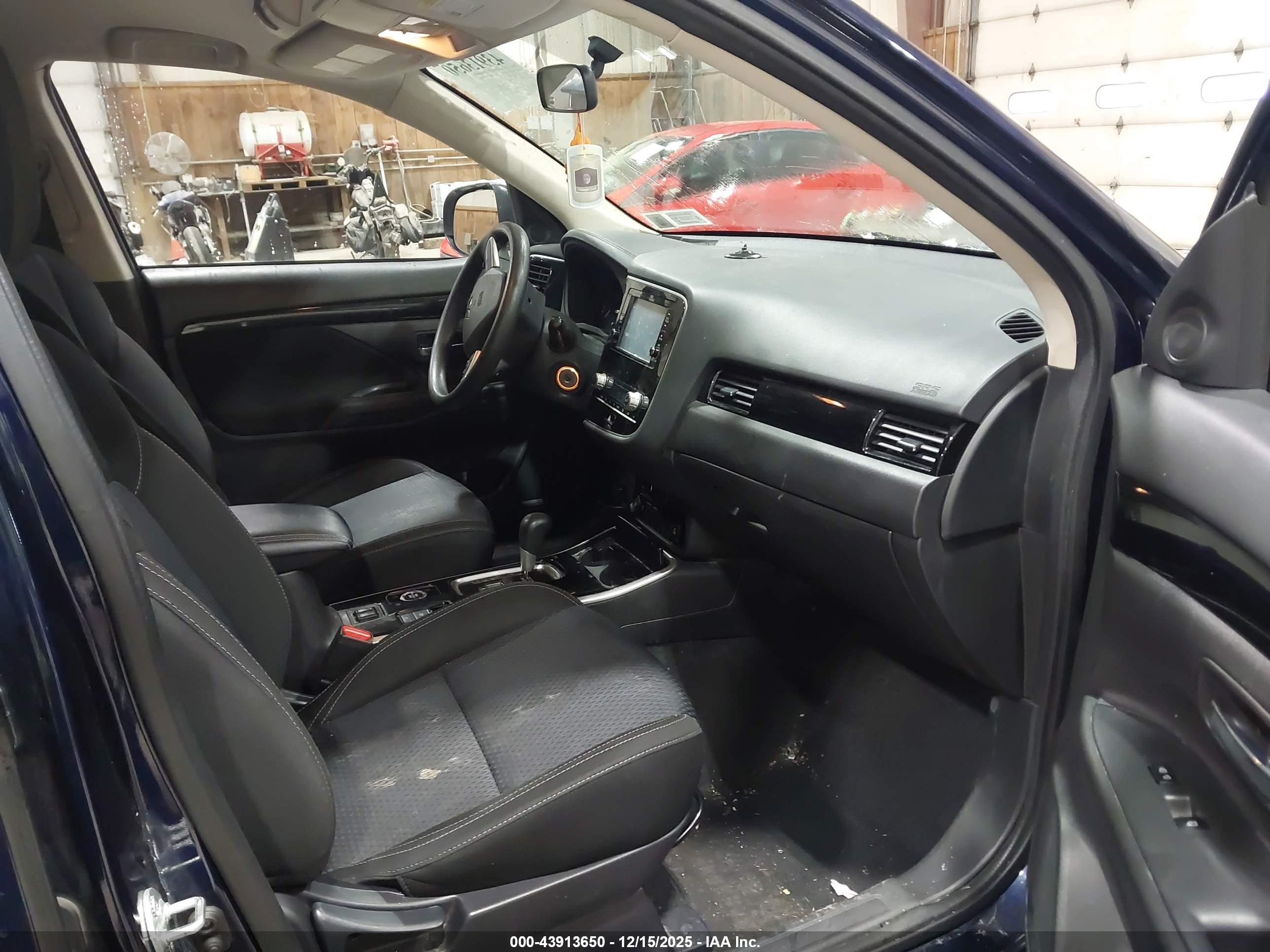MITSUBISHI OUTLANDER image 5