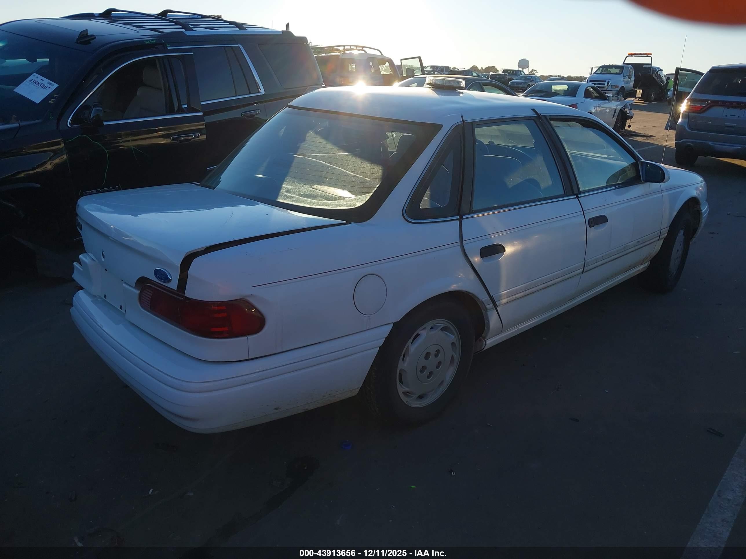 FORD TAURUS image 4