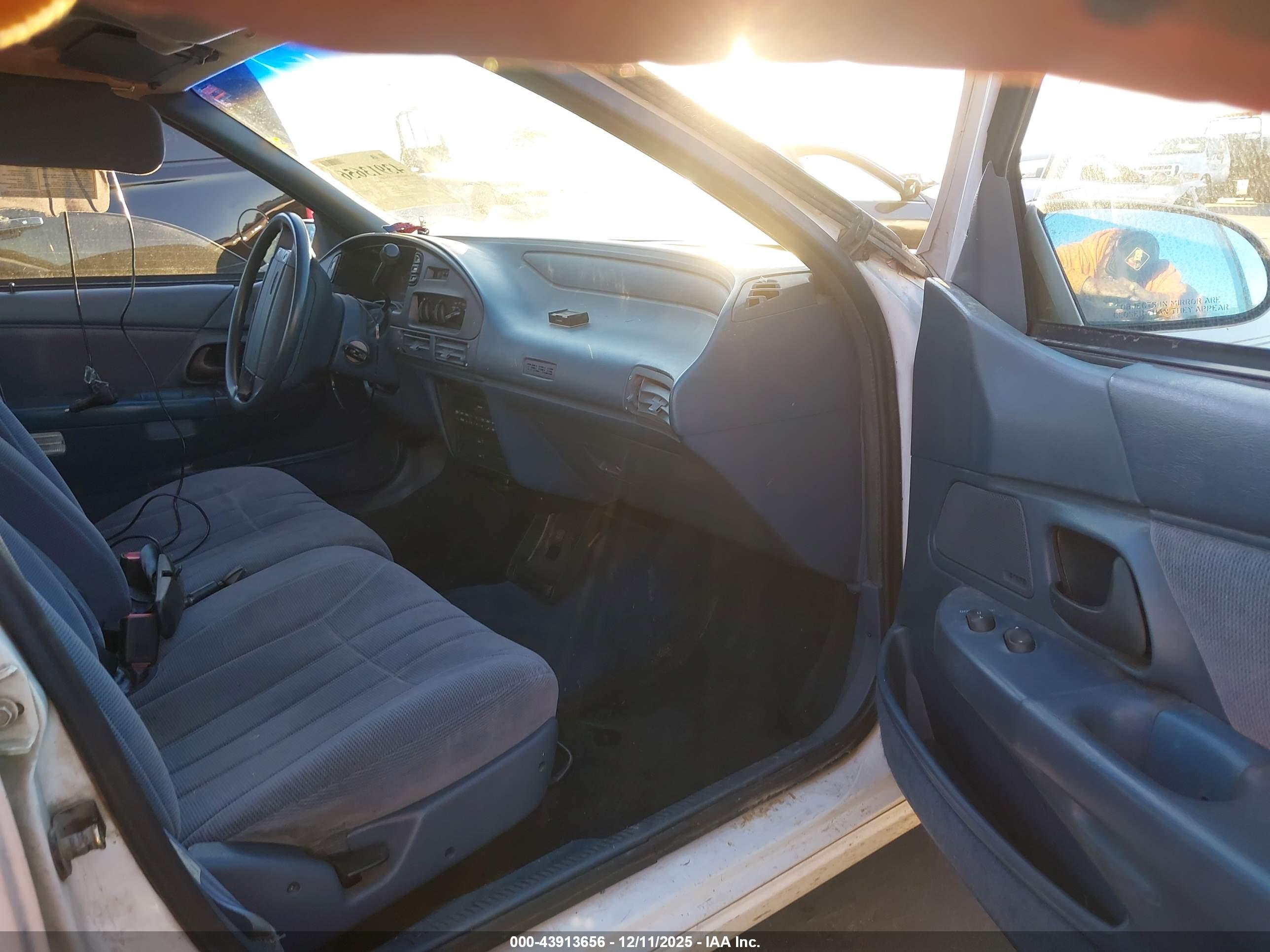 FORD TAURUS image 5