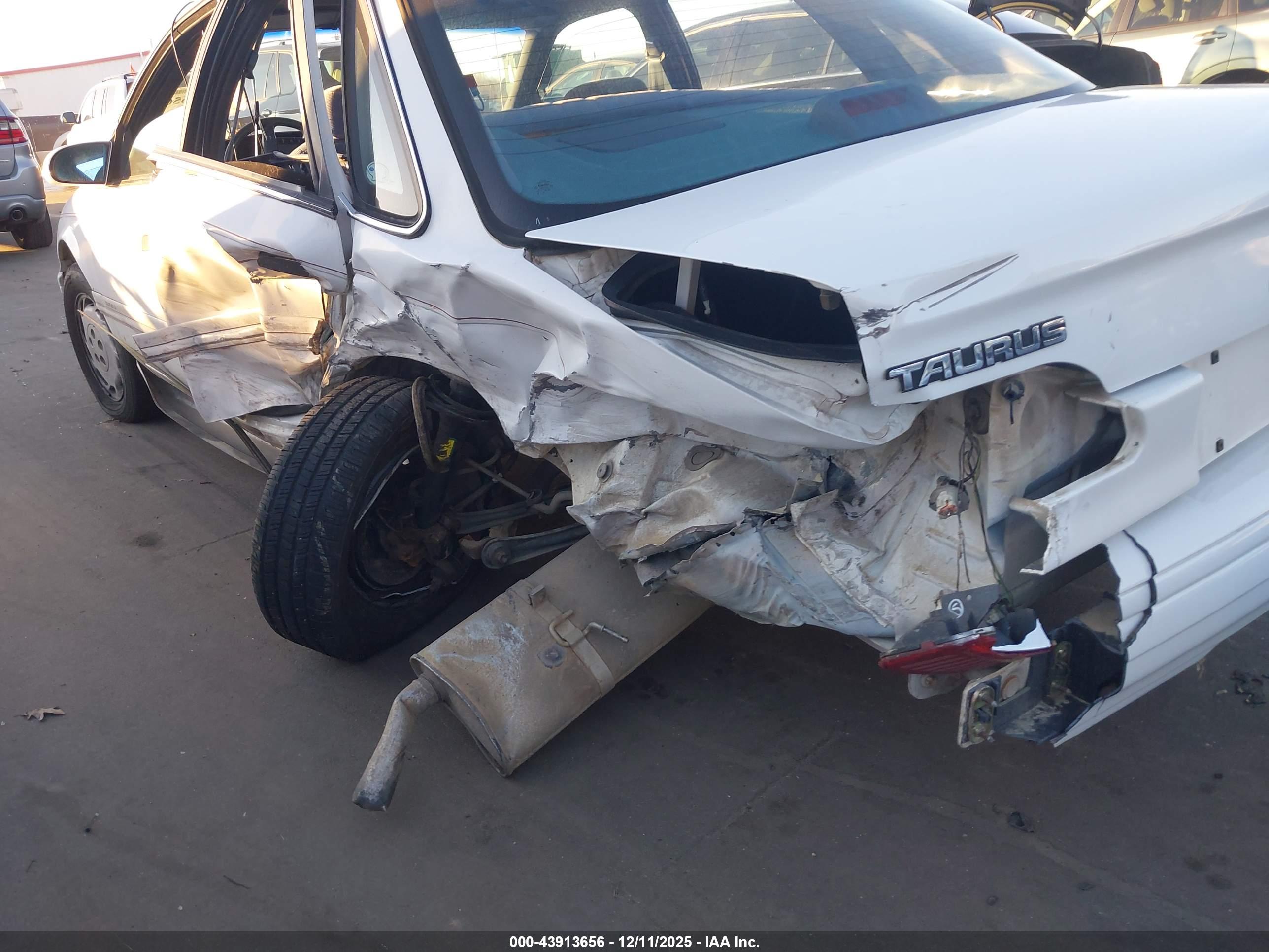 FORD TAURUS image 6