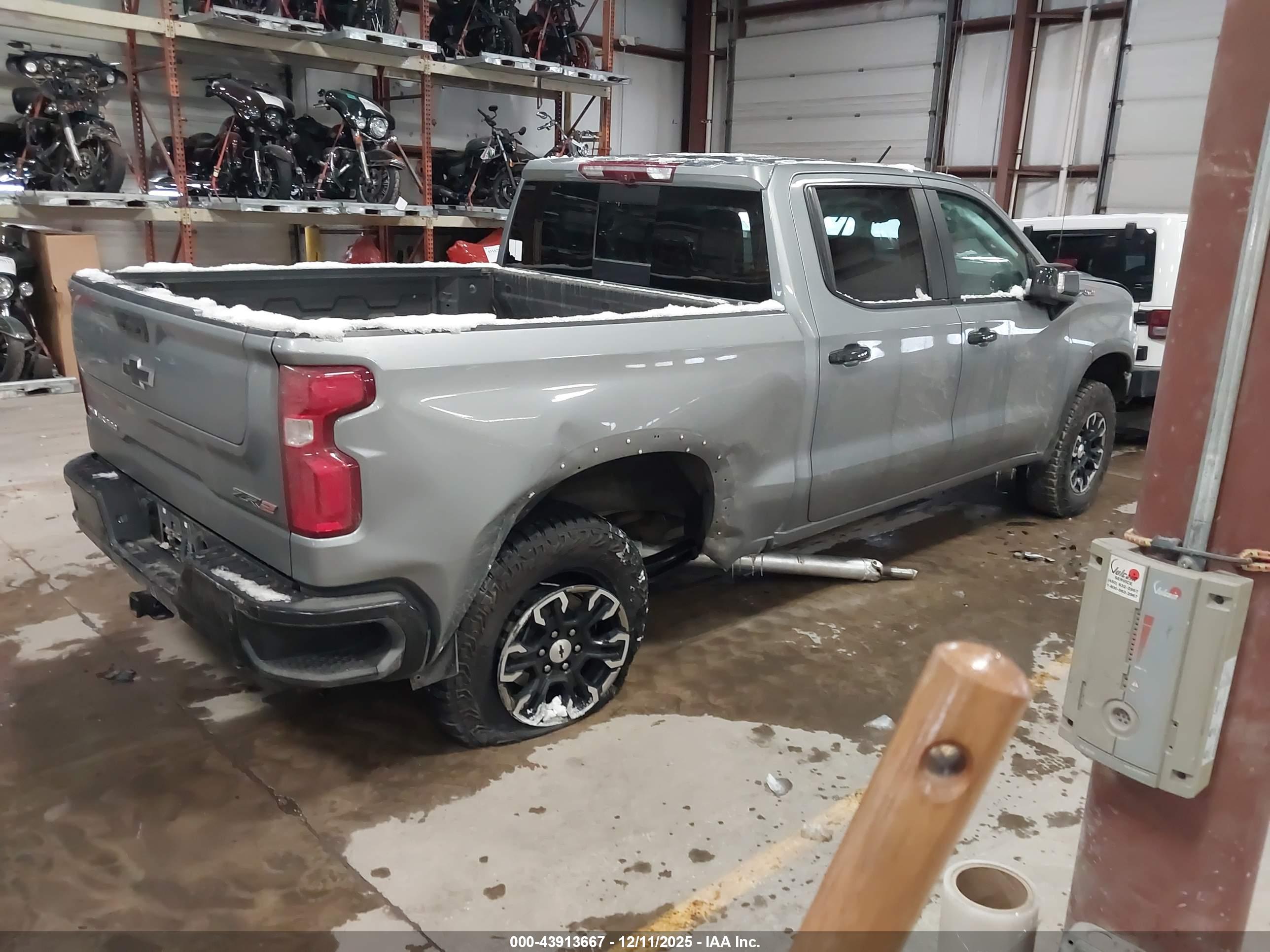 CHEVROLET SILVERADO image 4