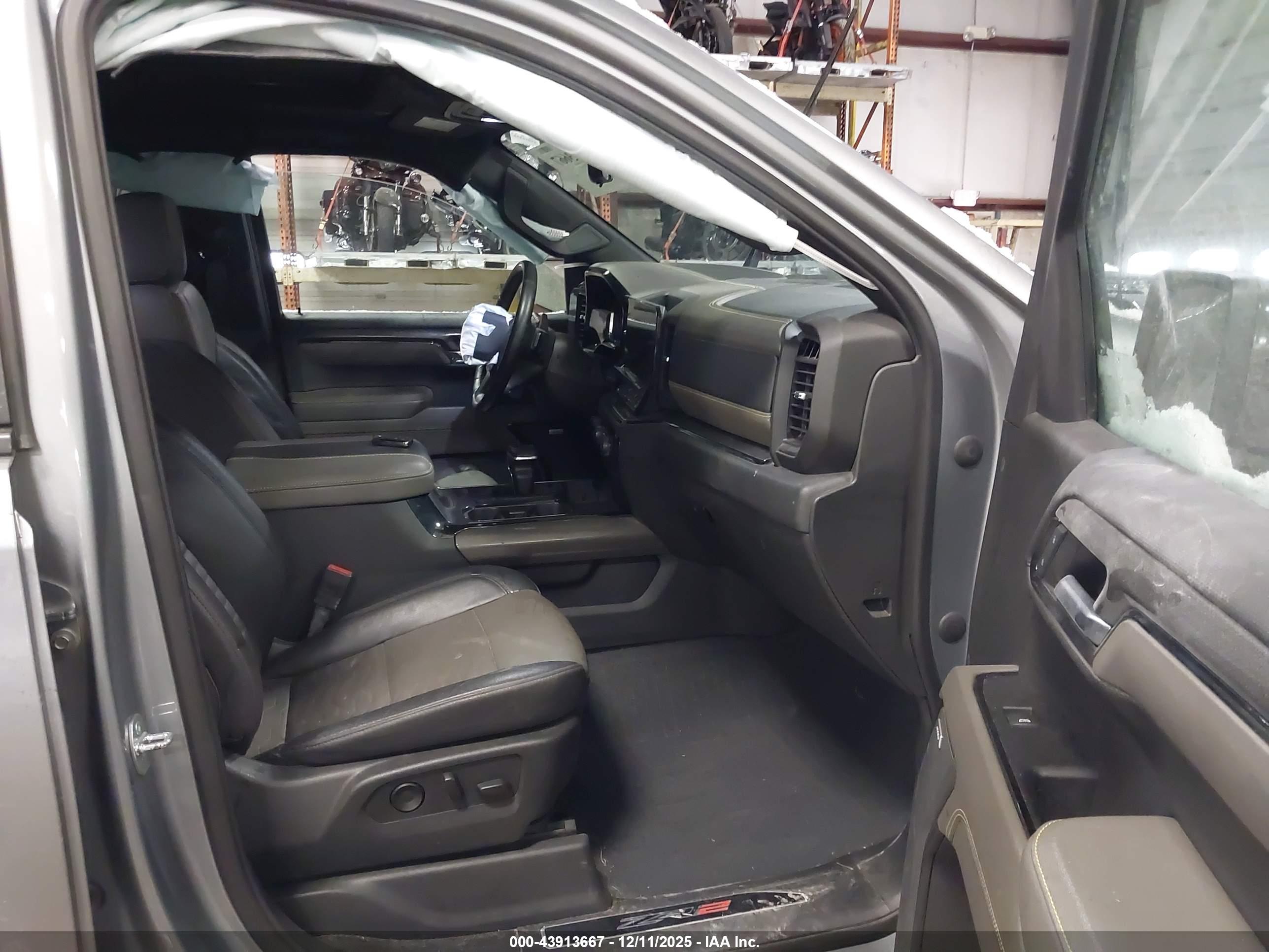 CHEVROLET SILVERADO image 5