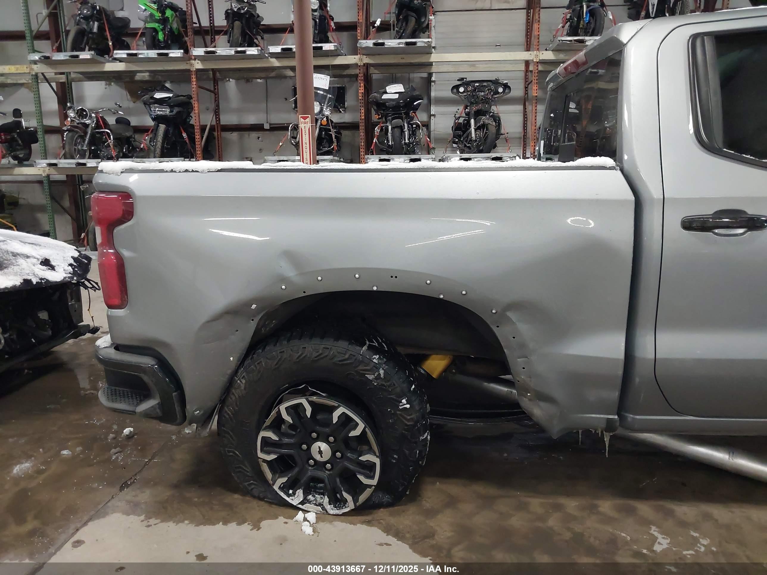 CHEVROLET SILVERADO image 6