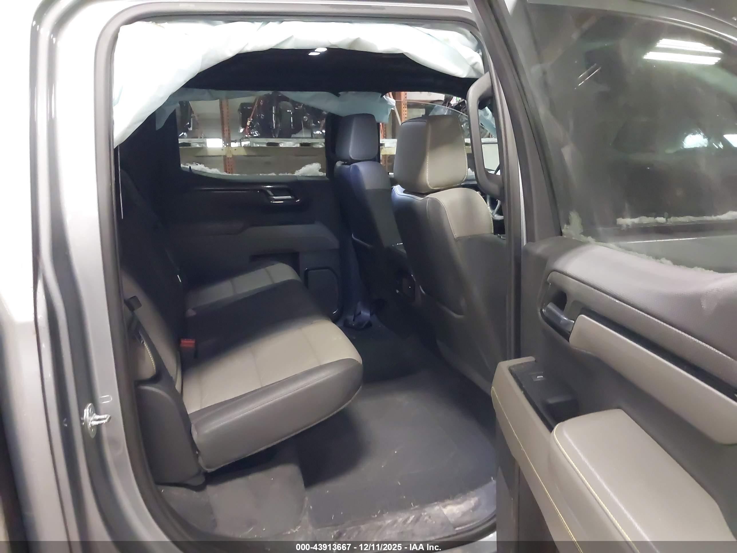 CHEVROLET SILVERADO image 8