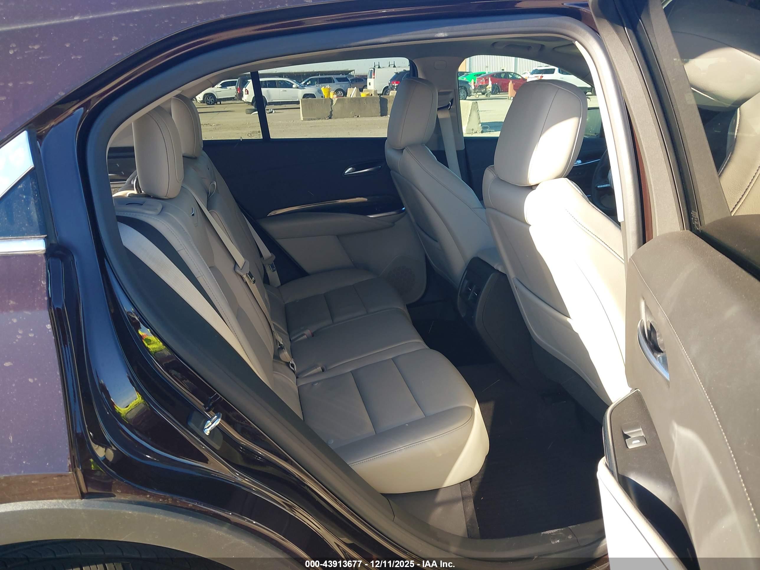 CADILLAC XT4 image 8