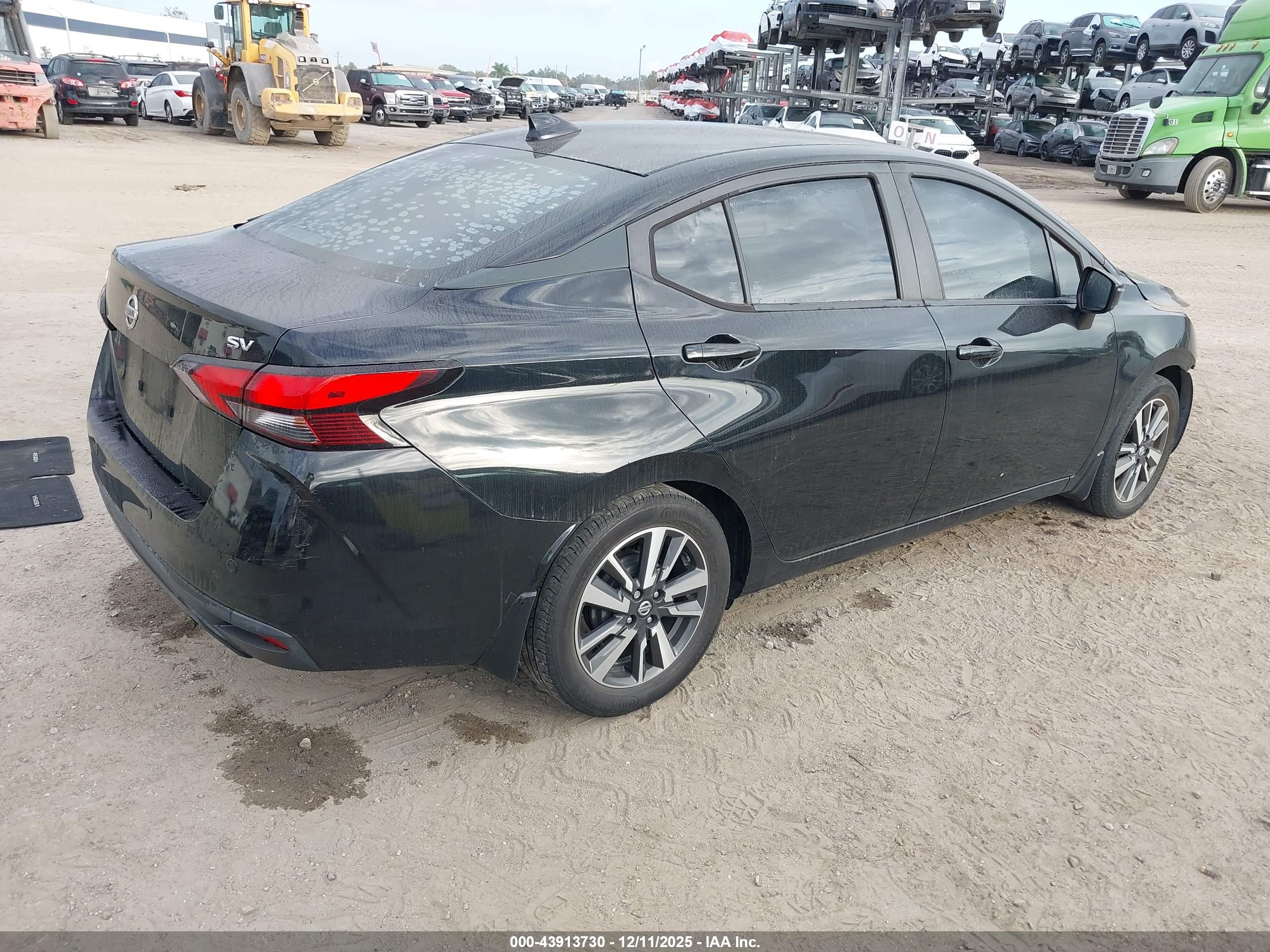NISSAN VERSA image 4