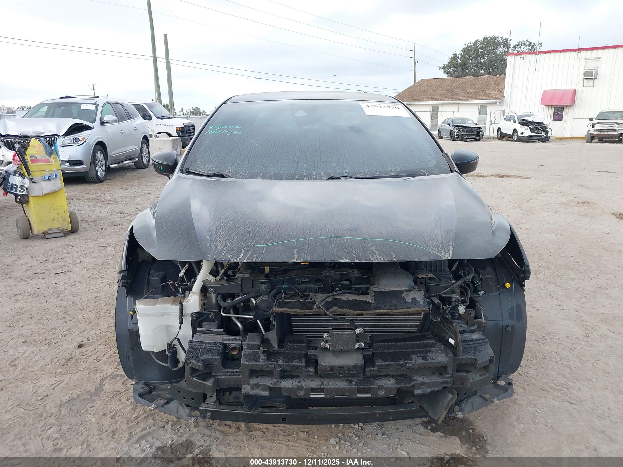 NISSAN VERSA image 6