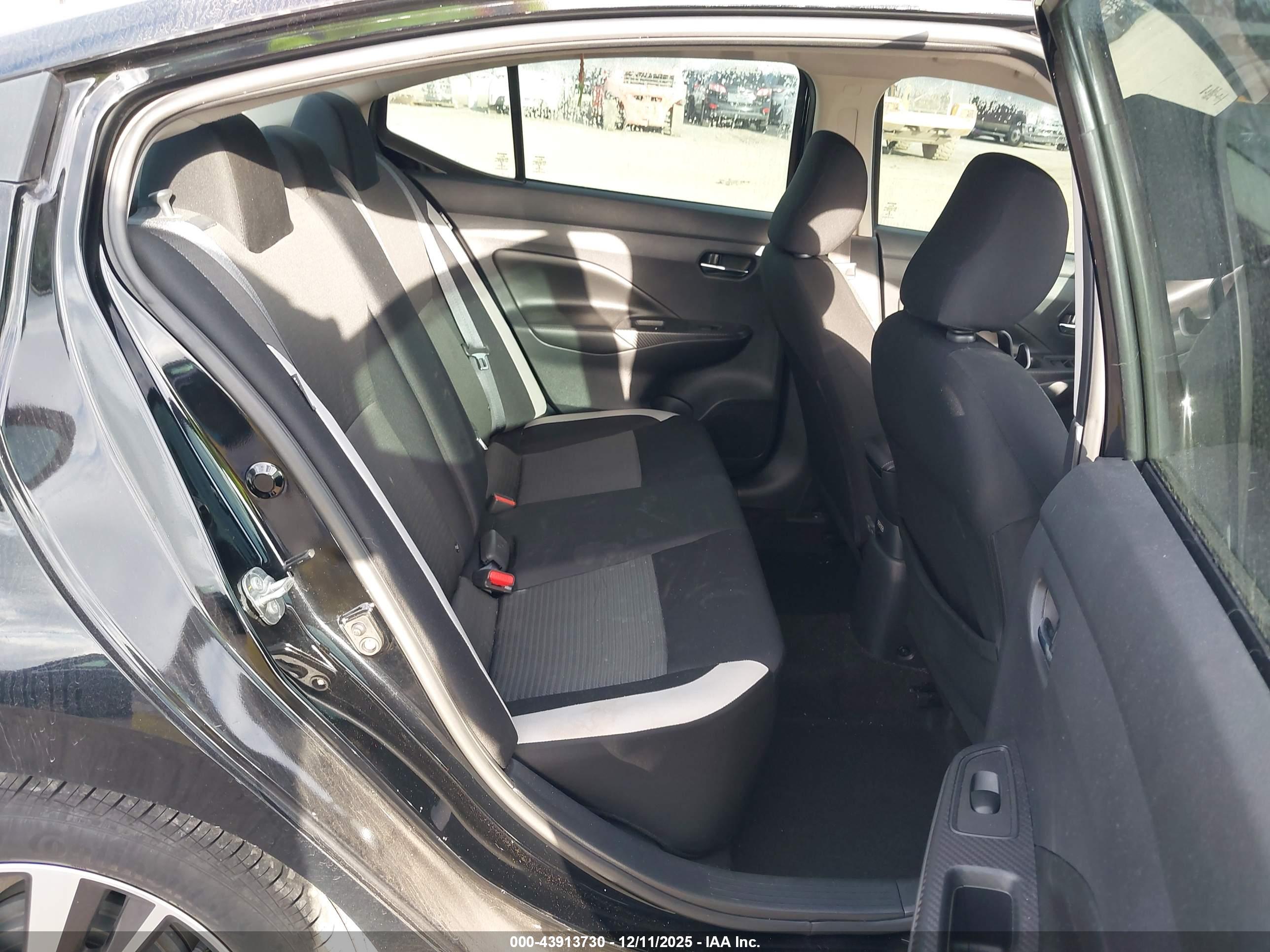 NISSAN VERSA image 8