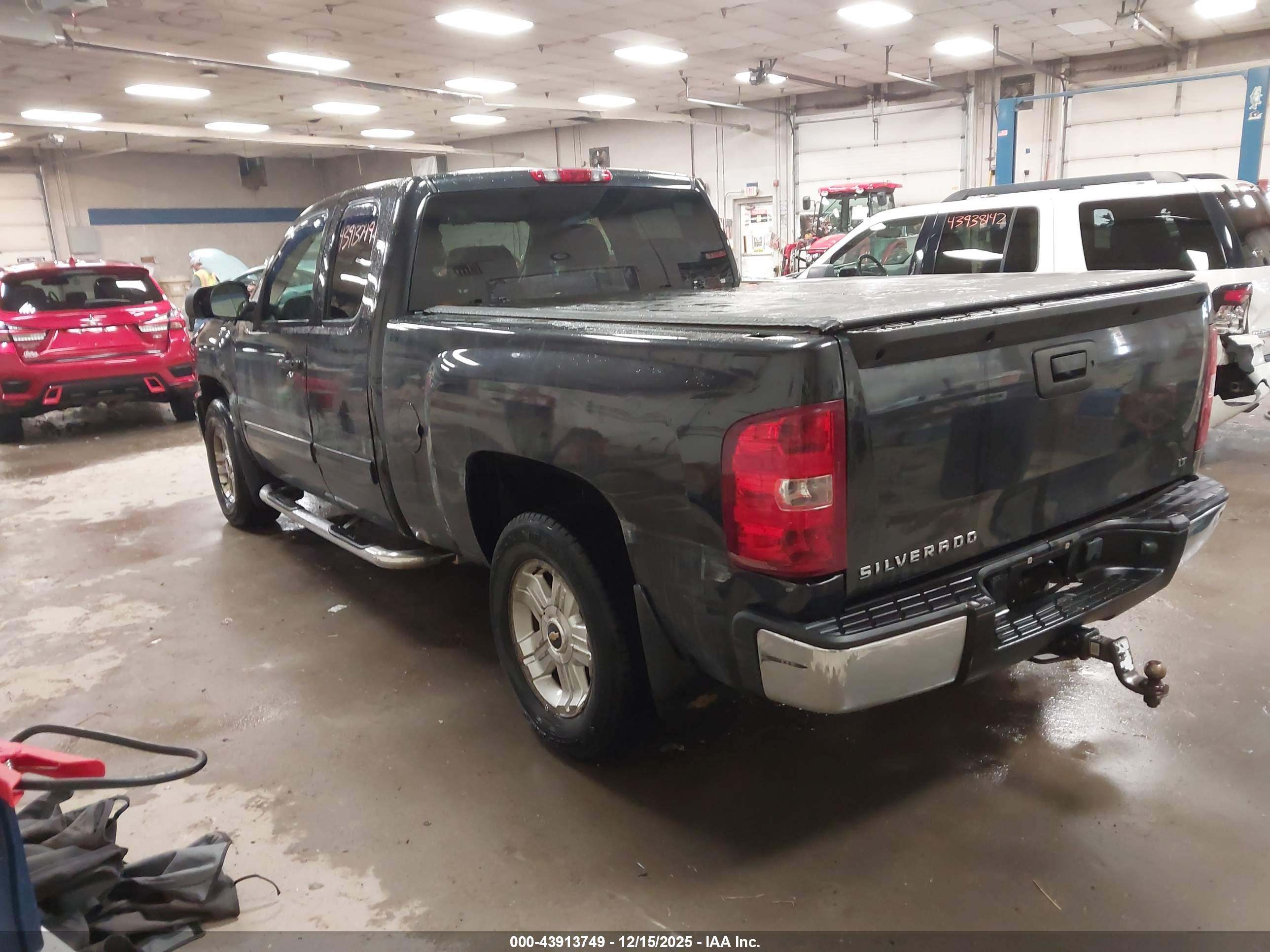 CHEVROLET SILVERADO image 3