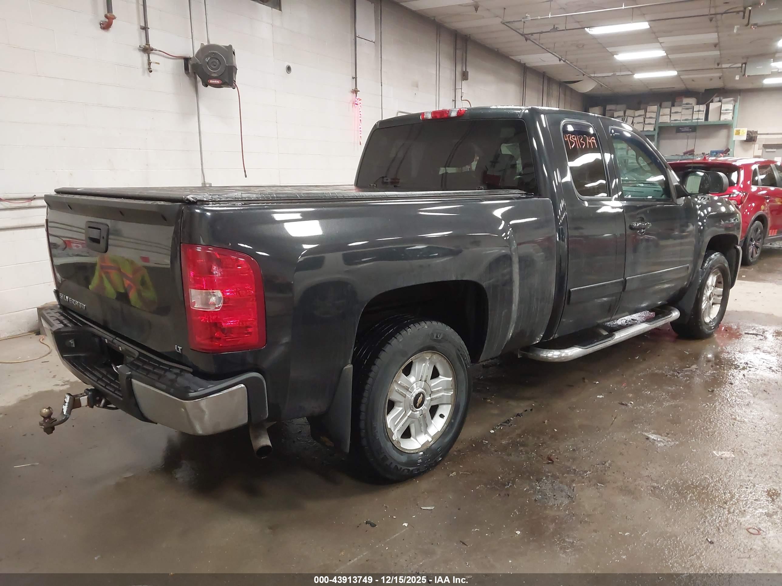 CHEVROLET SILVERADO image 4