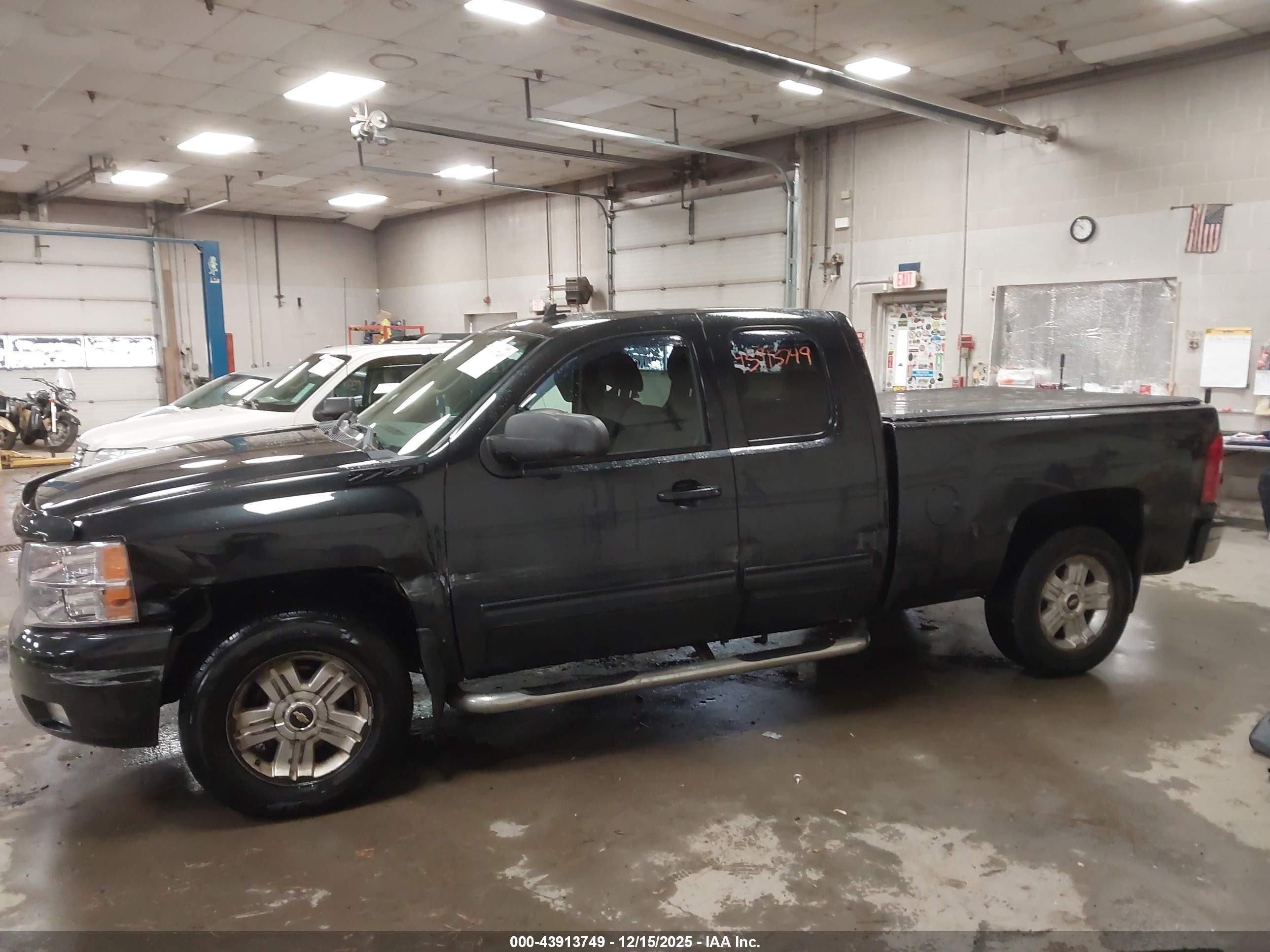 CHEVROLET SILVERADO image 6