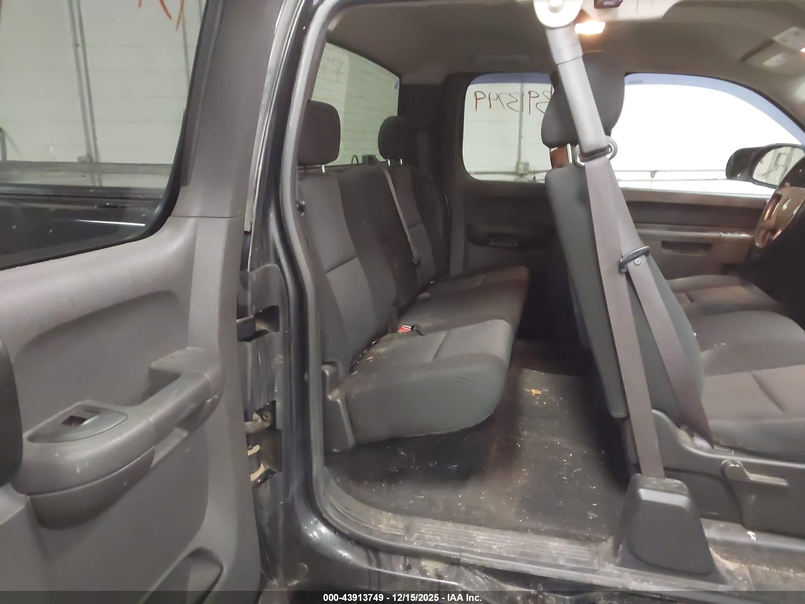 CHEVROLET SILVERADO image 8