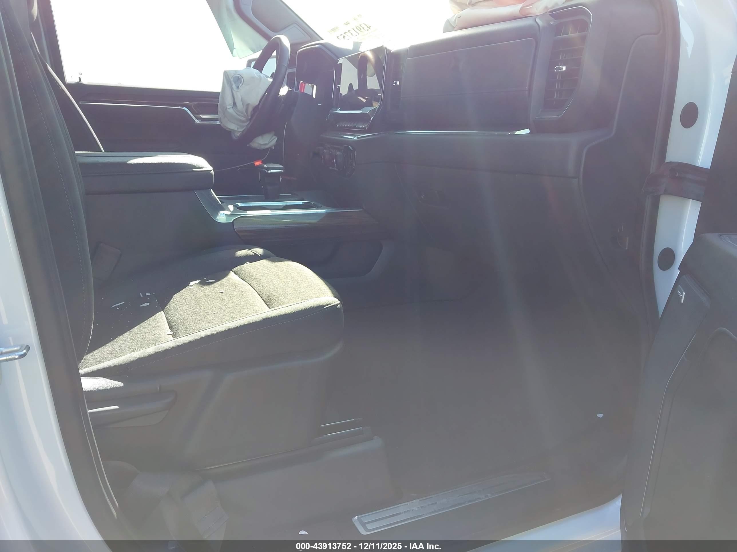 CHEVROLET SILVERADO image 5