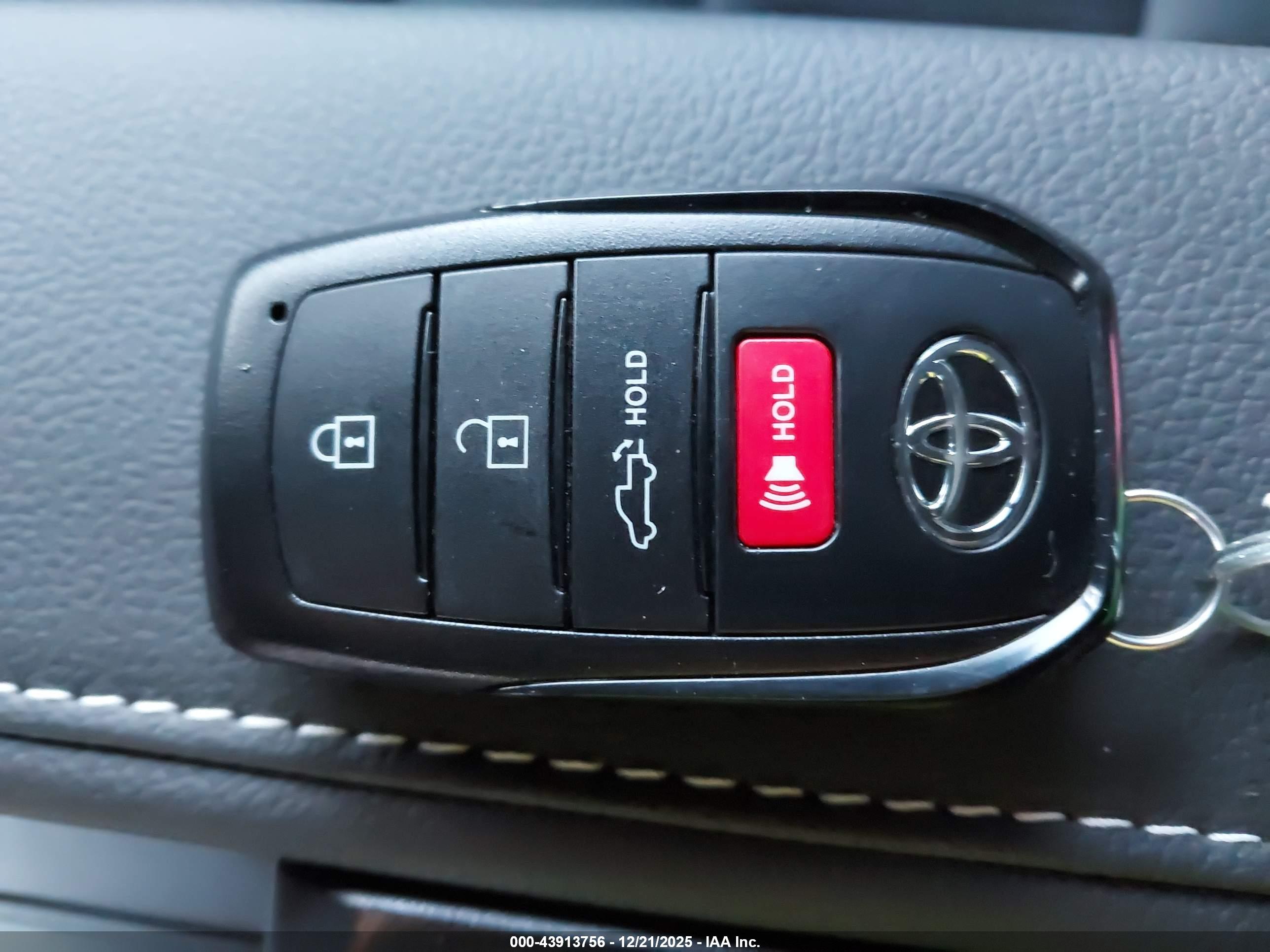 TOYOTA TUNDRA image 11