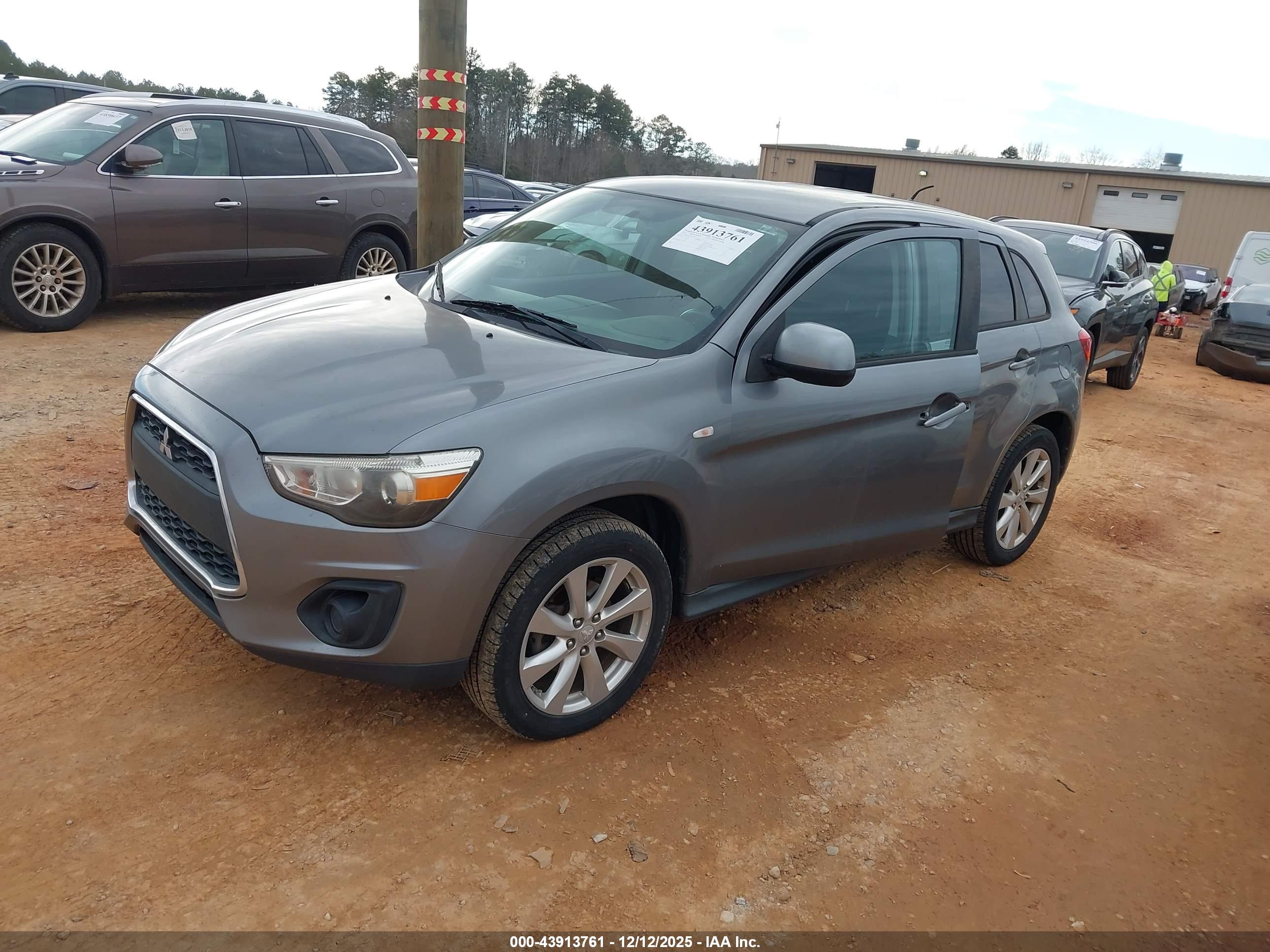 MITSUBISHI OUTLANDER image 2