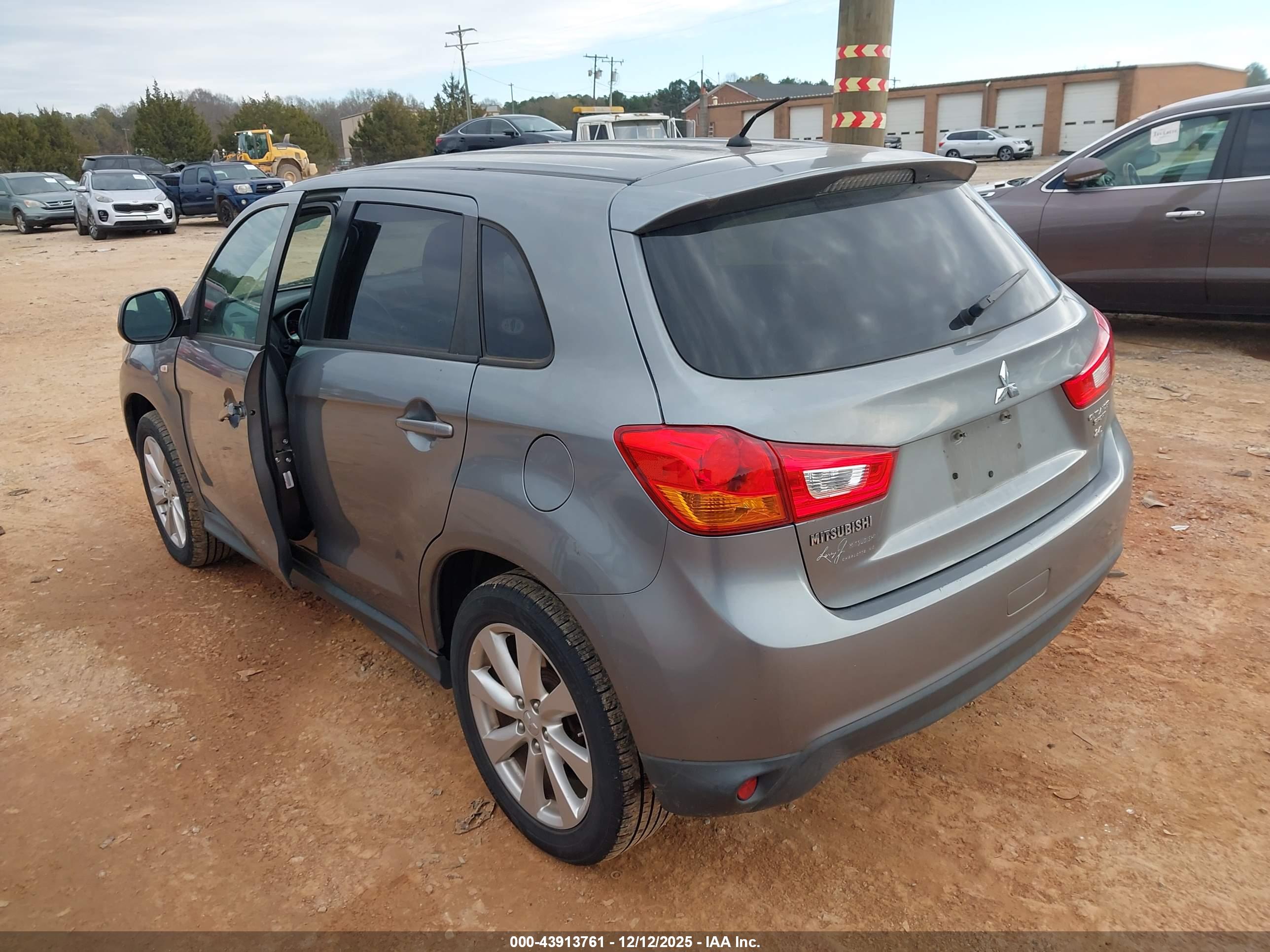 MITSUBISHI OUTLANDER image 3