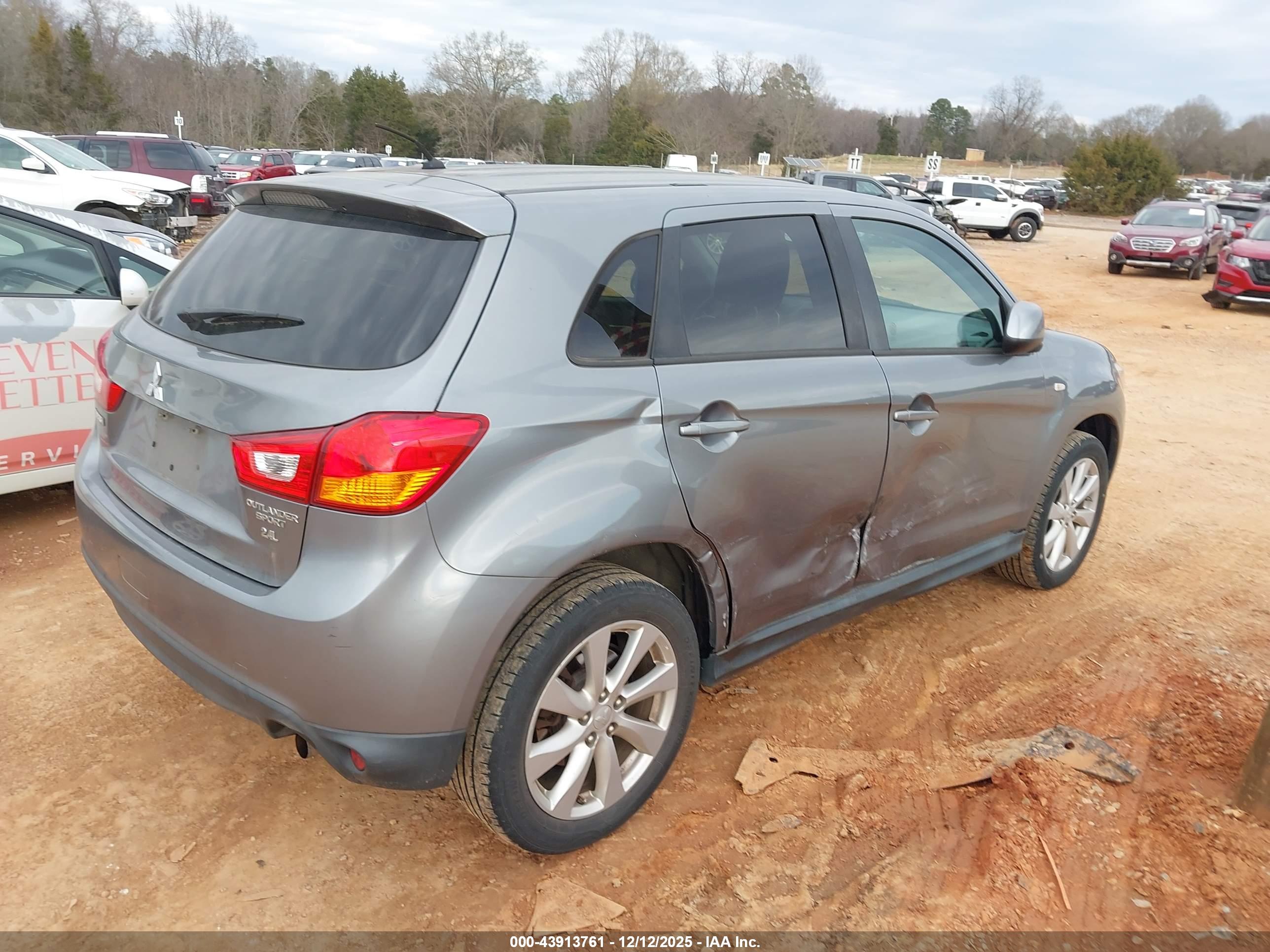 MITSUBISHI OUTLANDER image 4