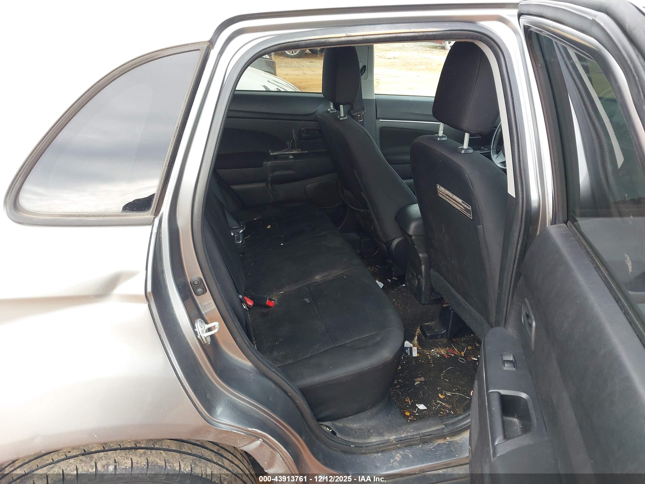 MITSUBISHI OUTLANDER image 8