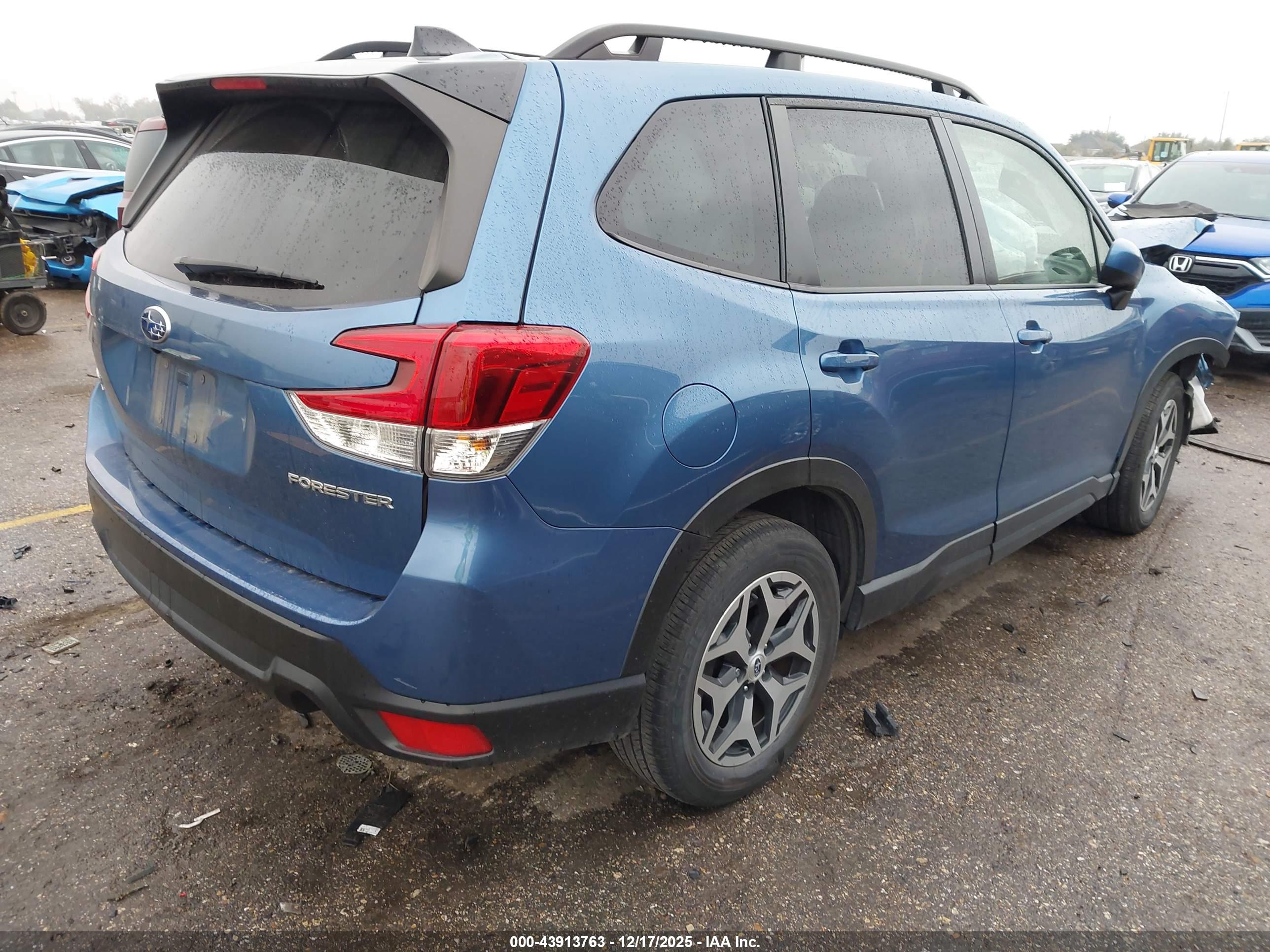 SUBARU FORESTER image 4