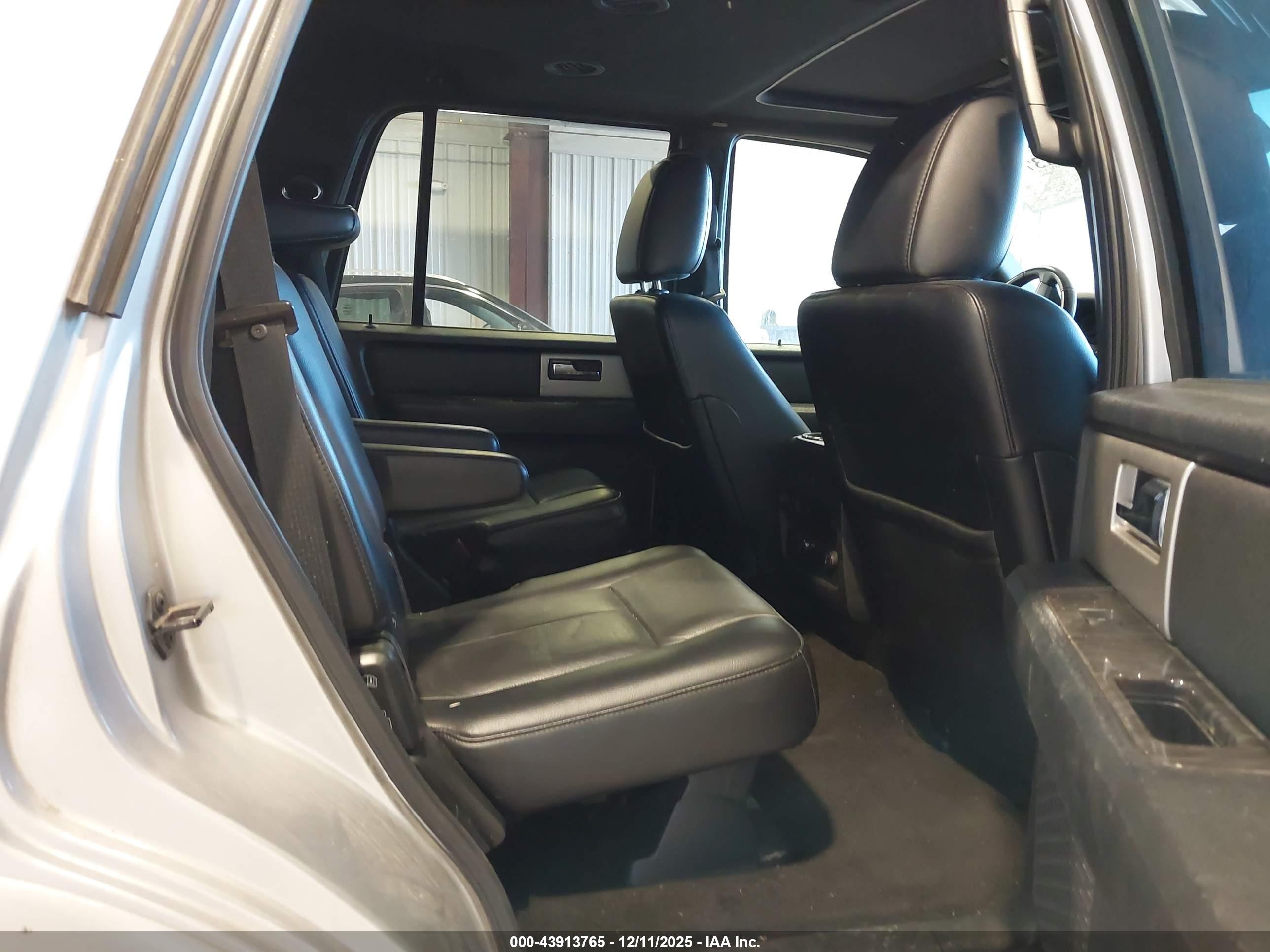 FORD EXPEDITION image 8