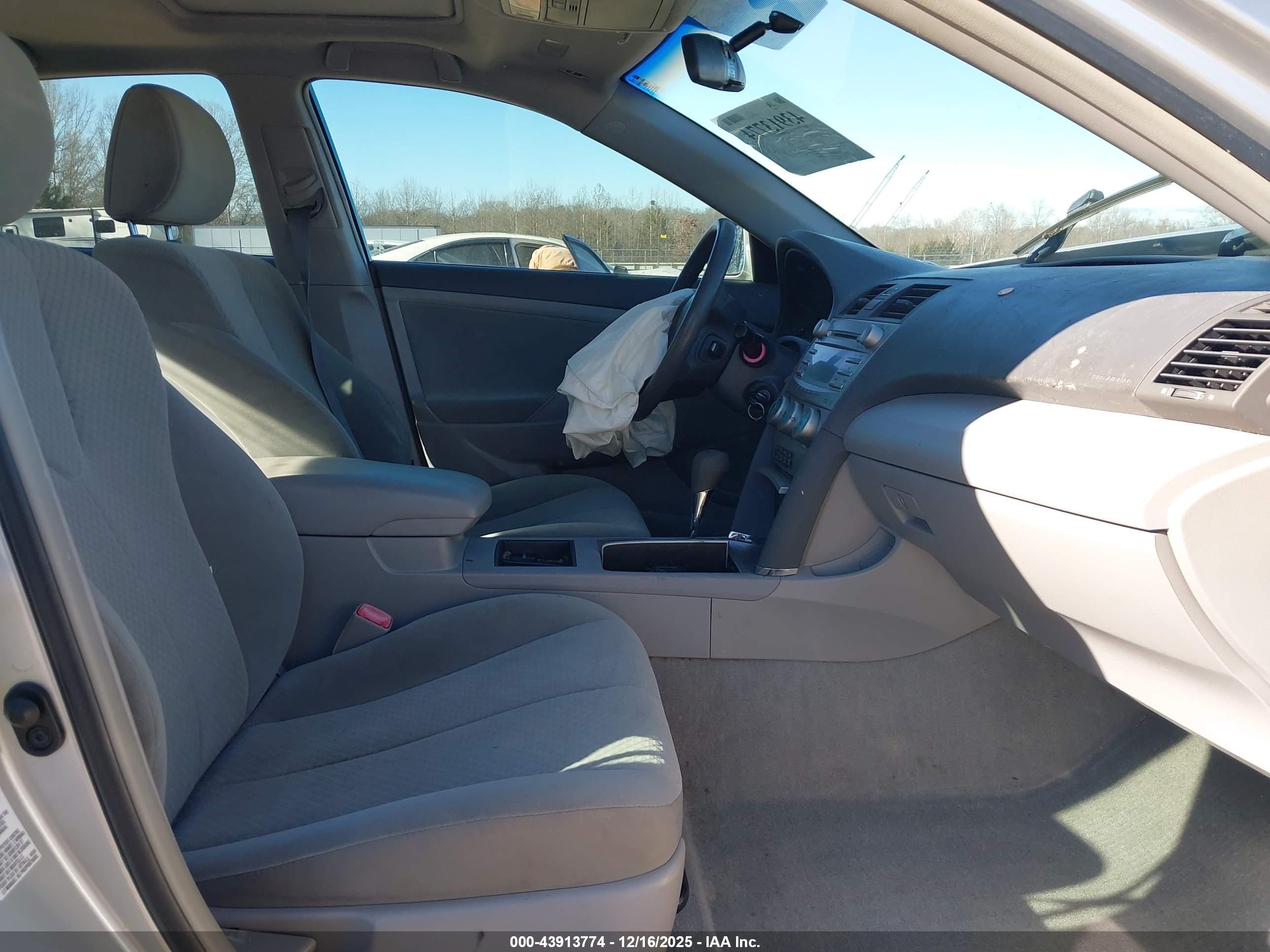 TOYOTA CAMRY image 5